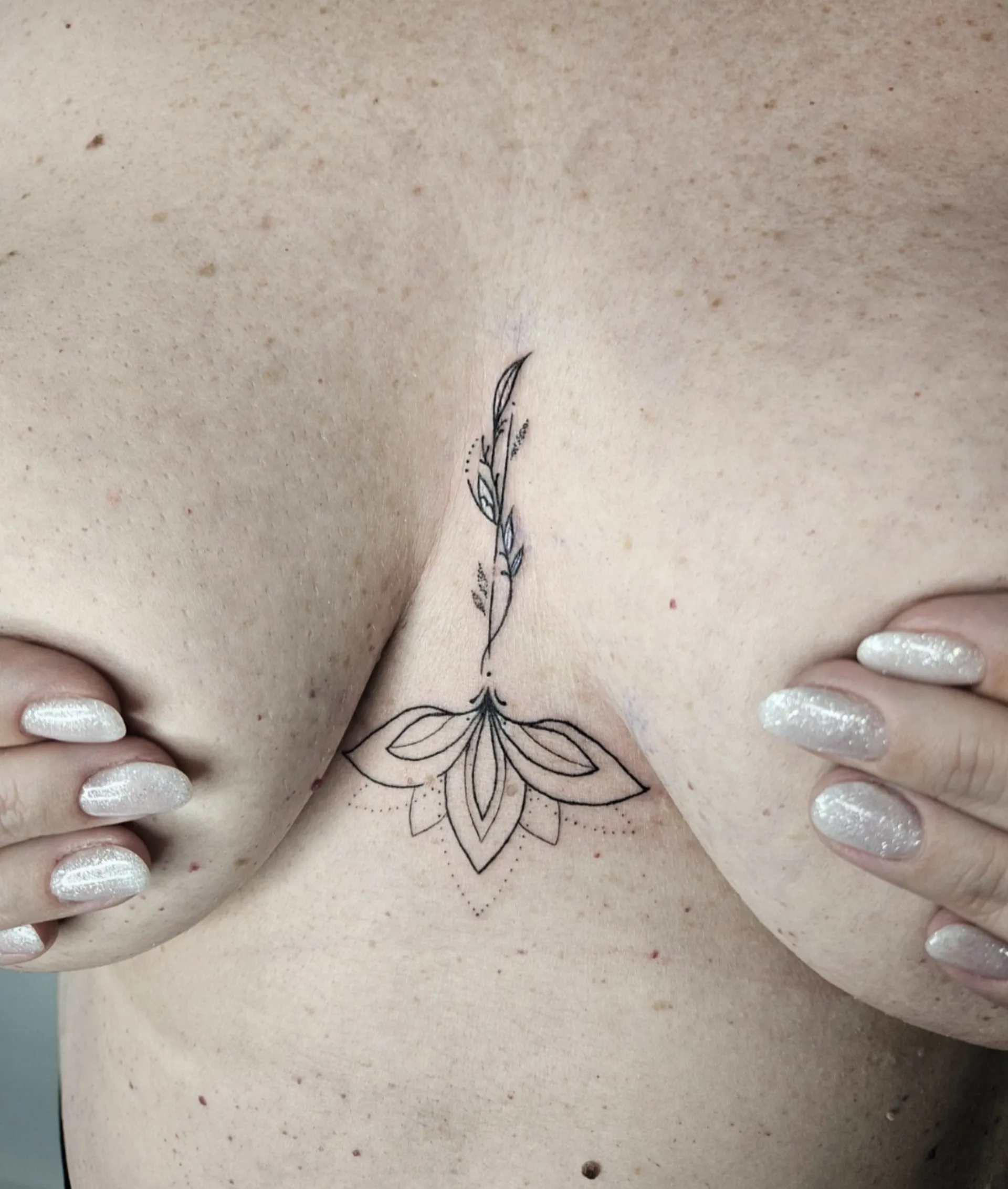 lotusz minta mell tetovalas budapest