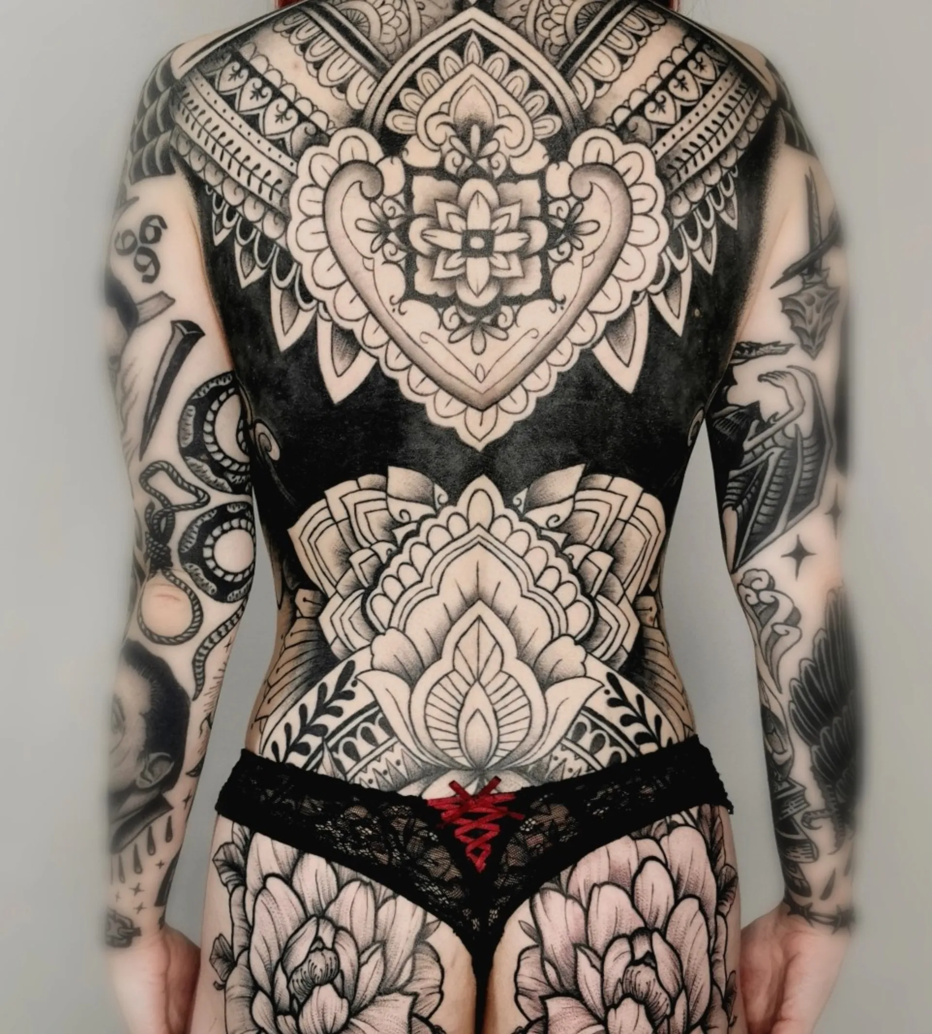 hatalmas teljes test tetovalas minta fekete feher budapest