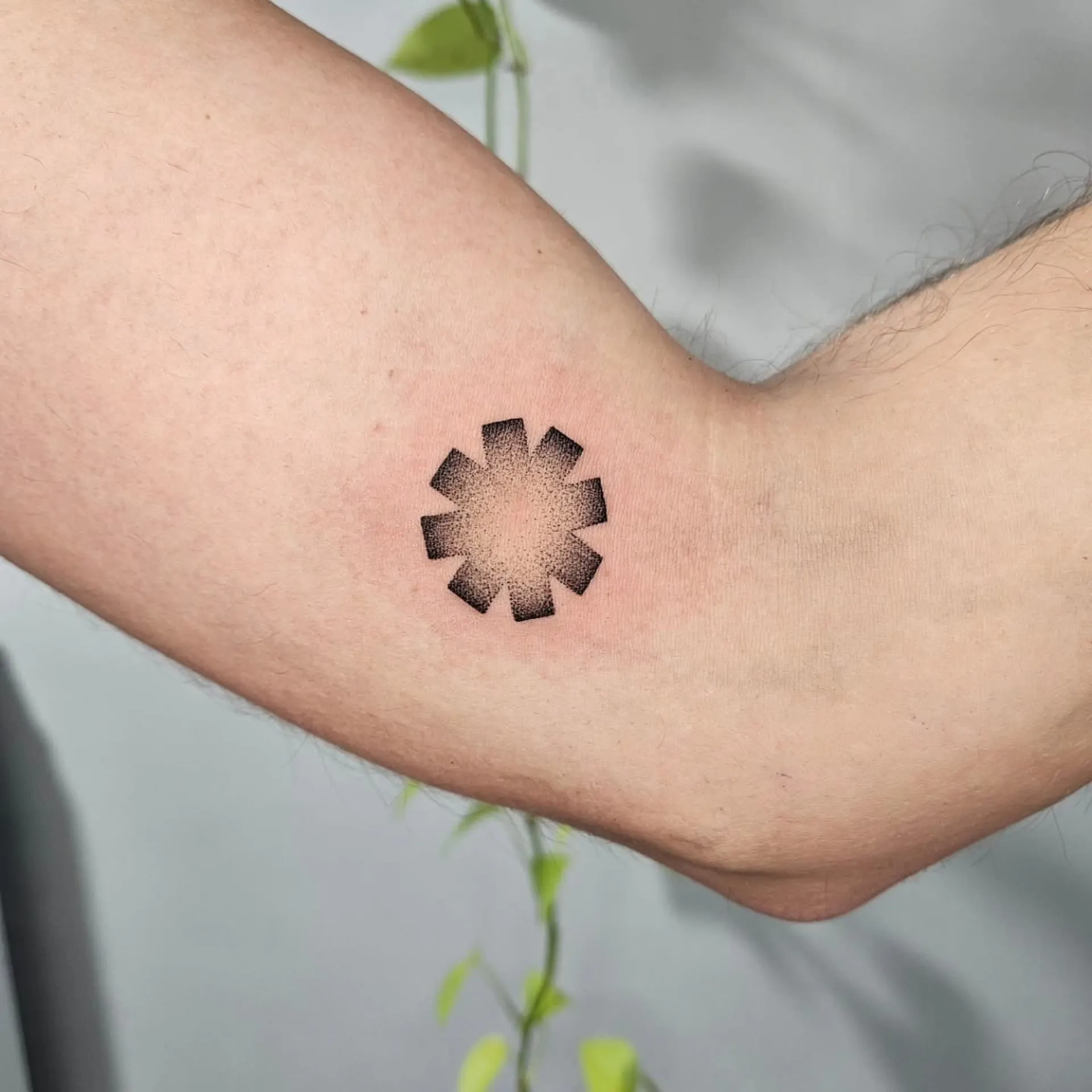 geometrikus bicepsz tetovalas budapest