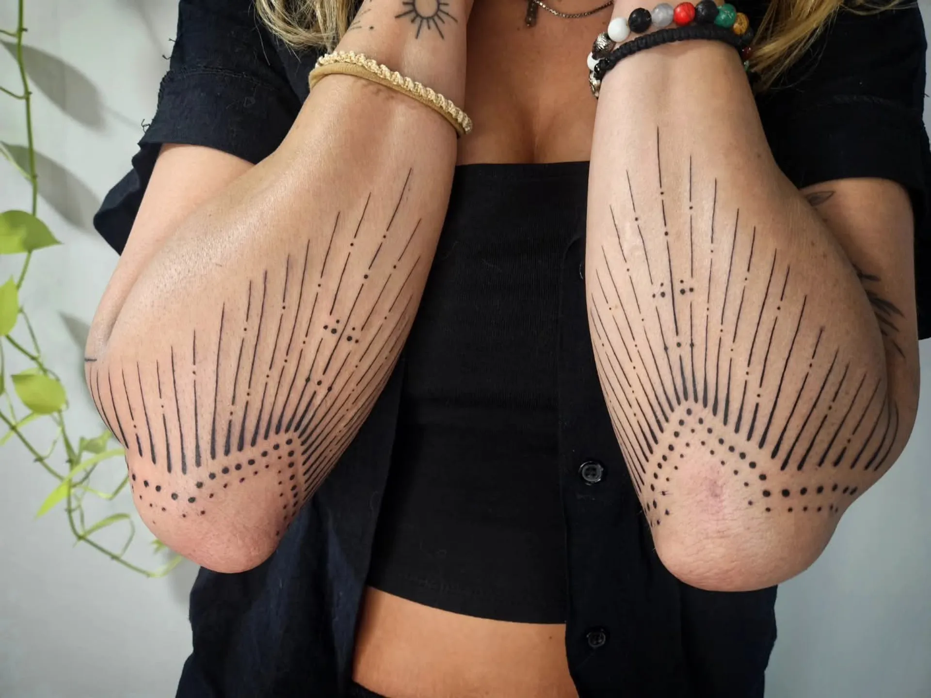 pontozott geometrikus konyok tetovalas budapest