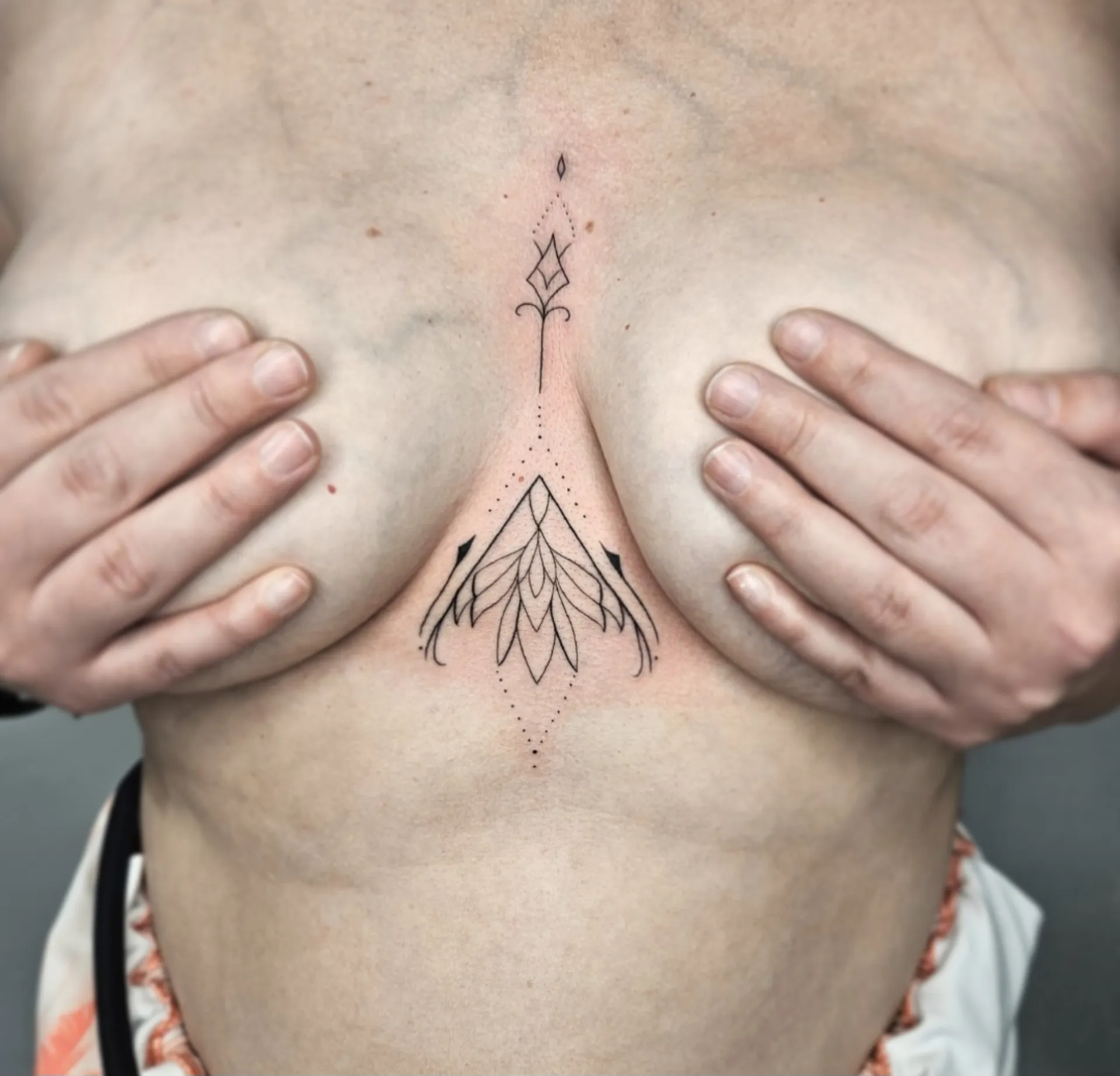 finom vonalas mellkoz tetovalas budapest