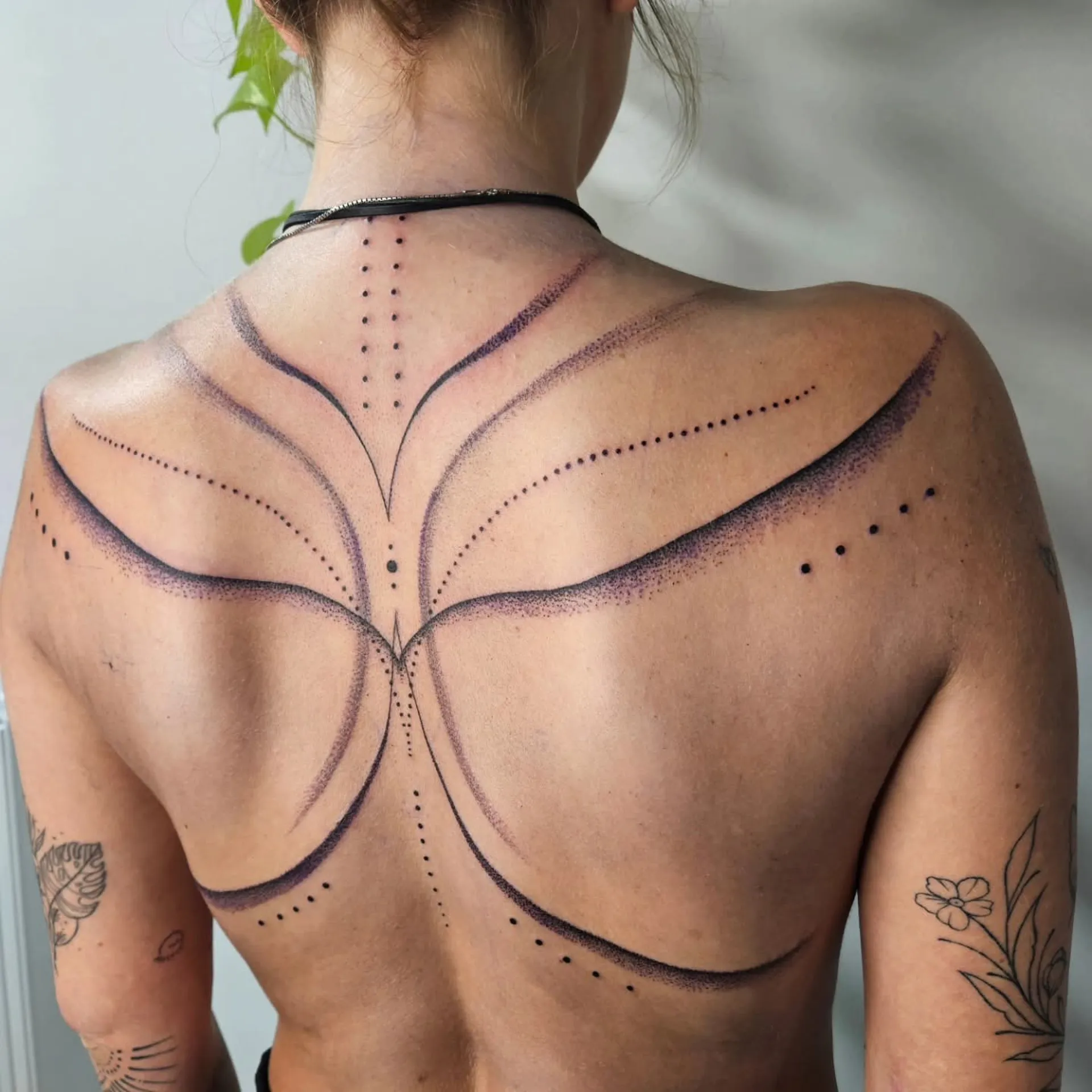 geometrikus blackwork hat tetovalas