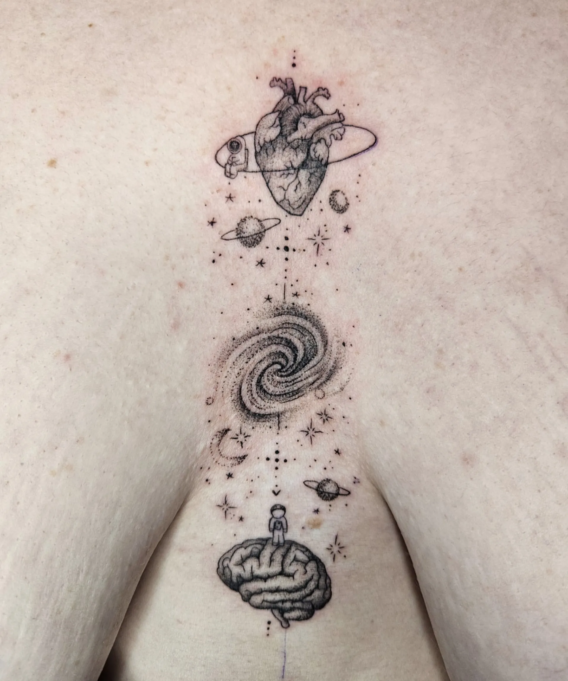 agy es sziv tetovalas mellkozep