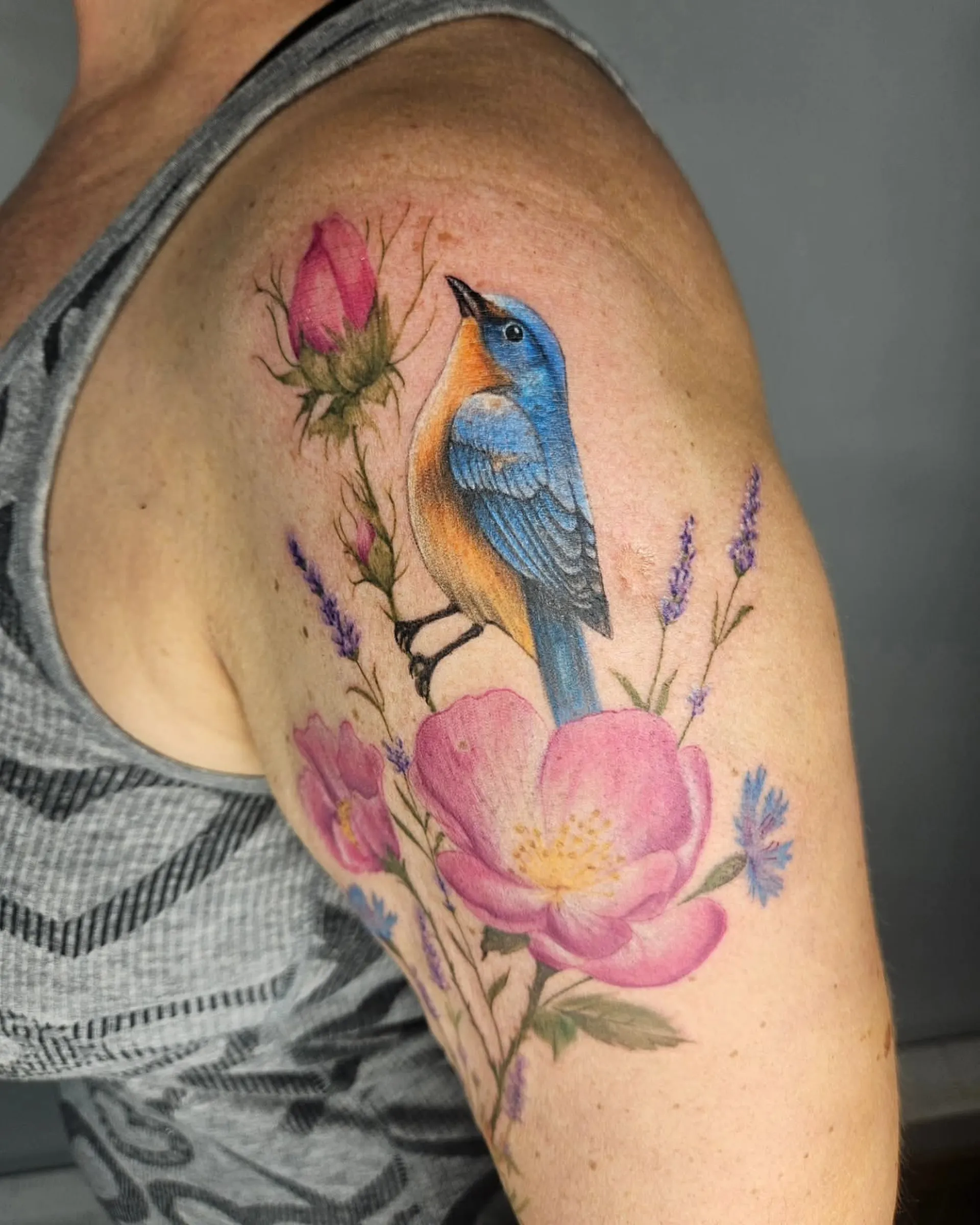 szines madar virag felkar tetovalas budapest