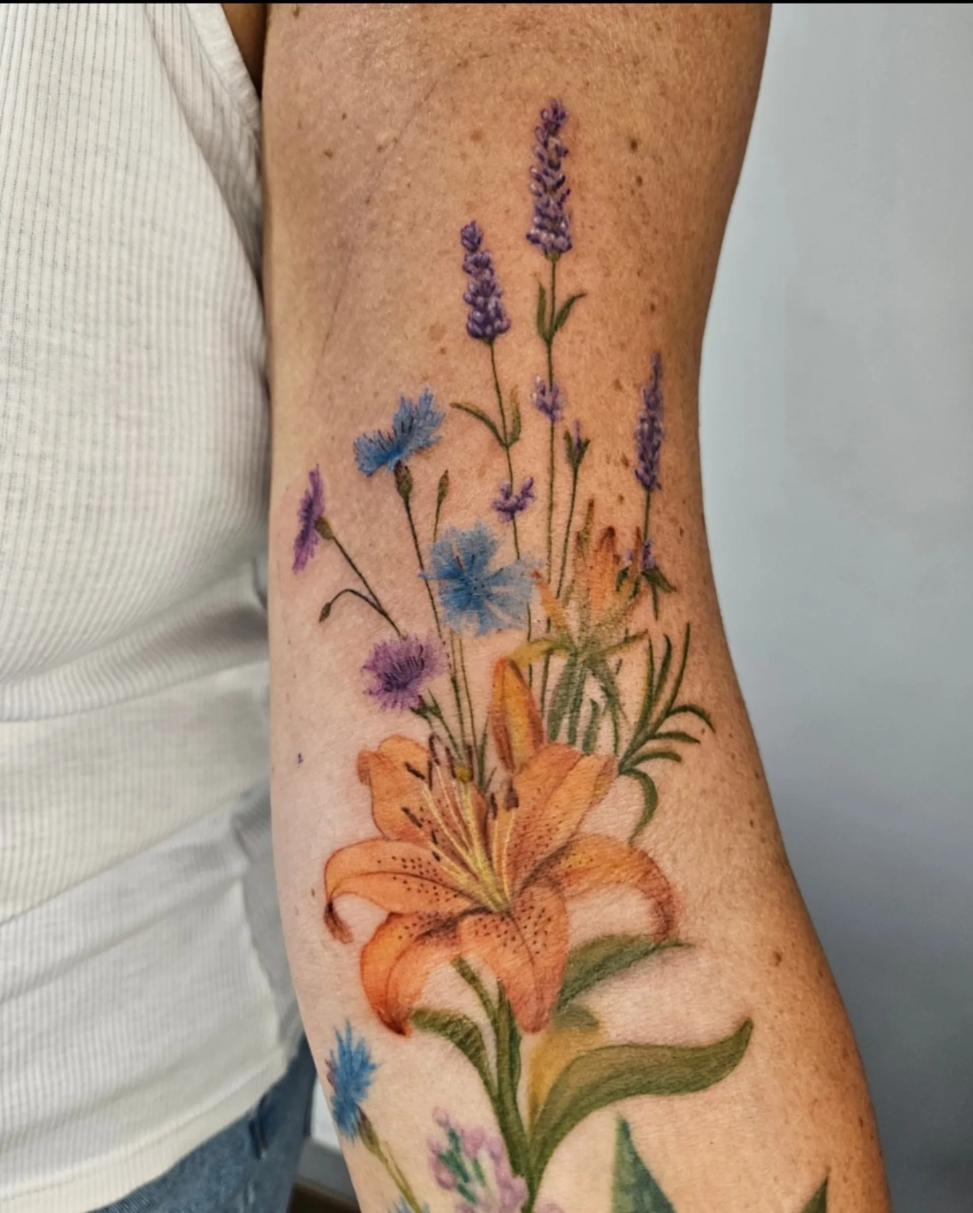 realisztikus szines virag tetovalas