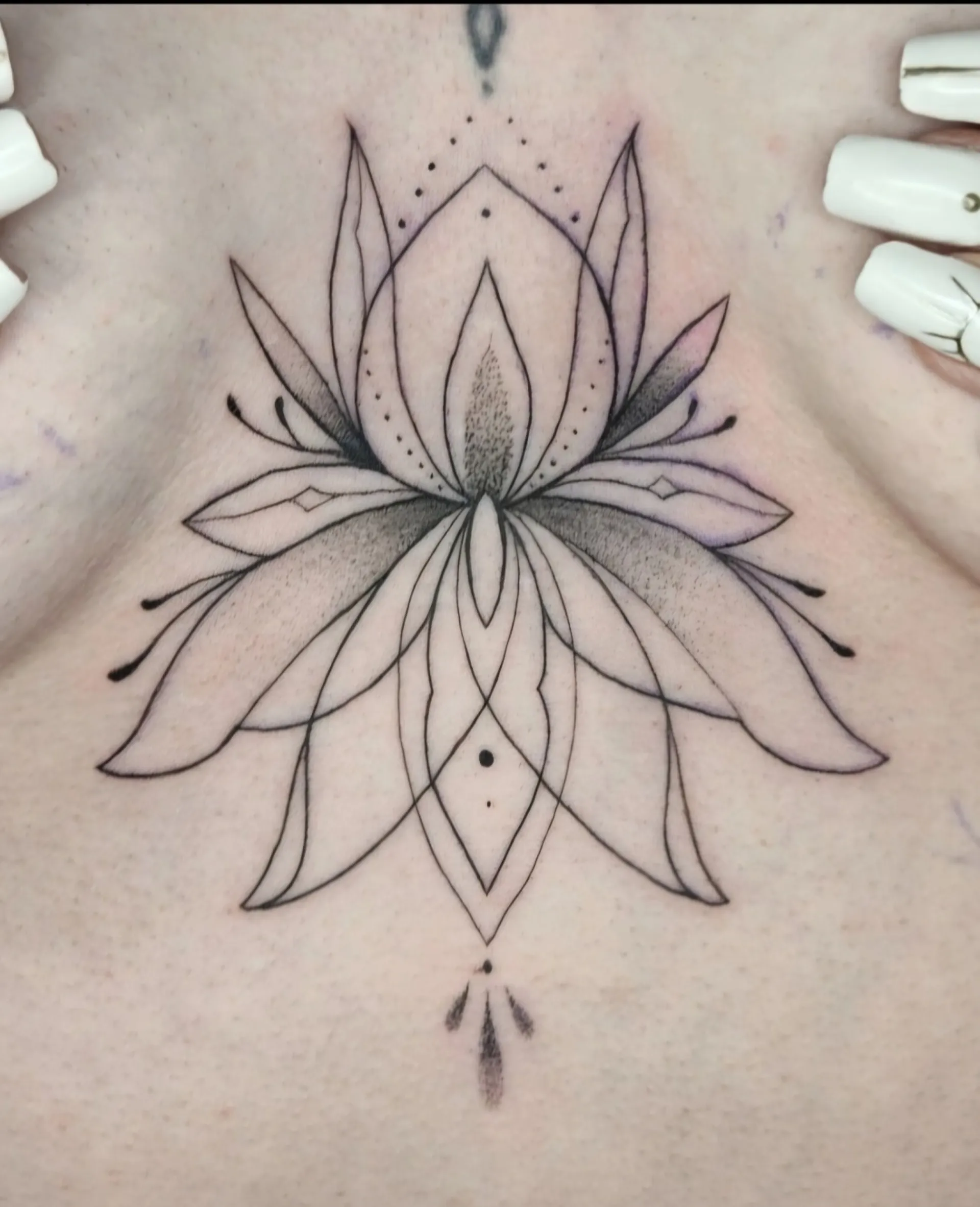 lotusz minta mellkozep tetovalas budapest