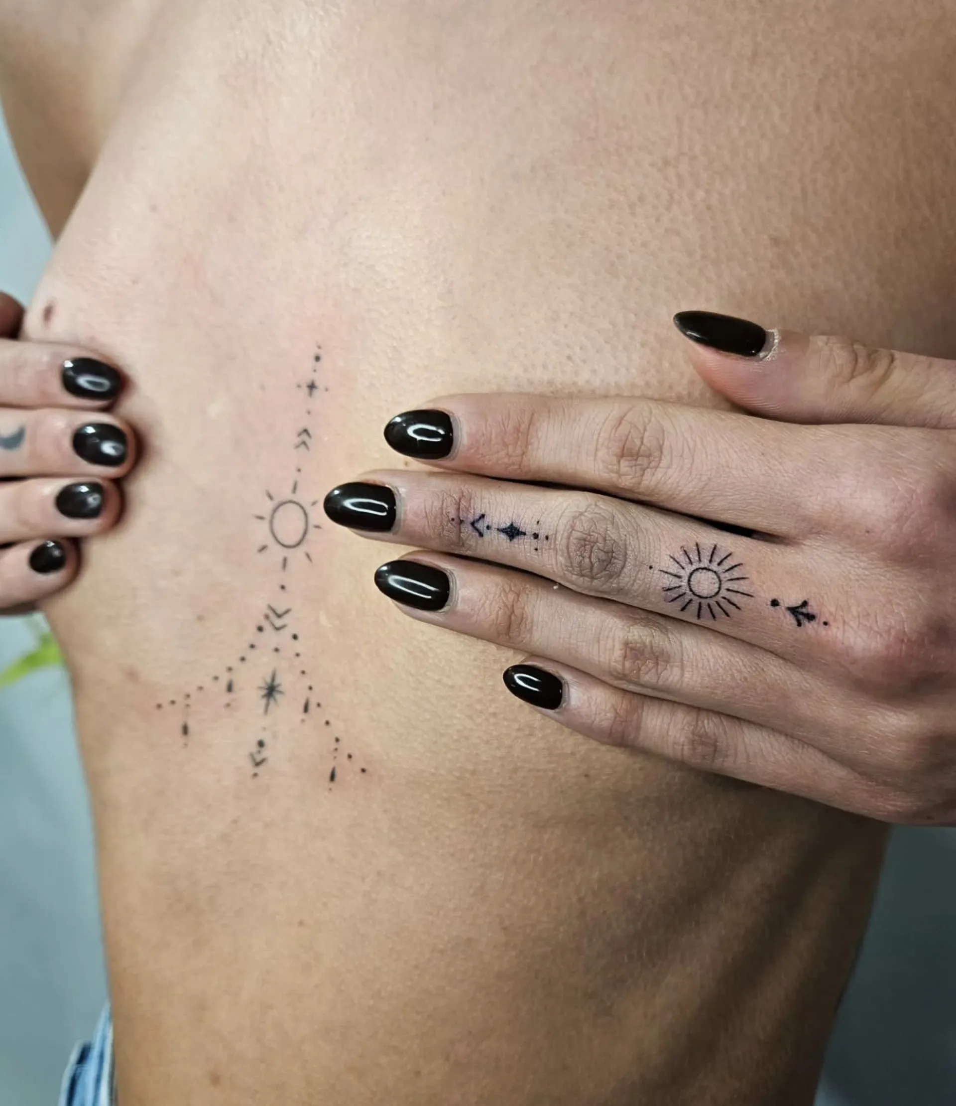 finom vonalas tetovalas budapest stilusos noi mintak