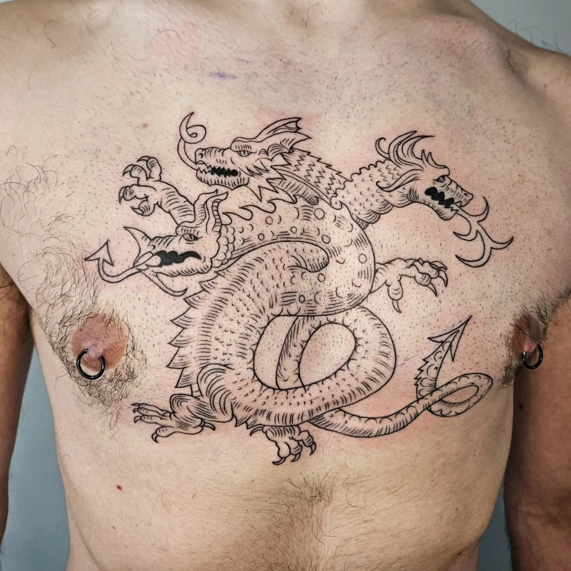 haromfeju sarkany tetovalas mellkas