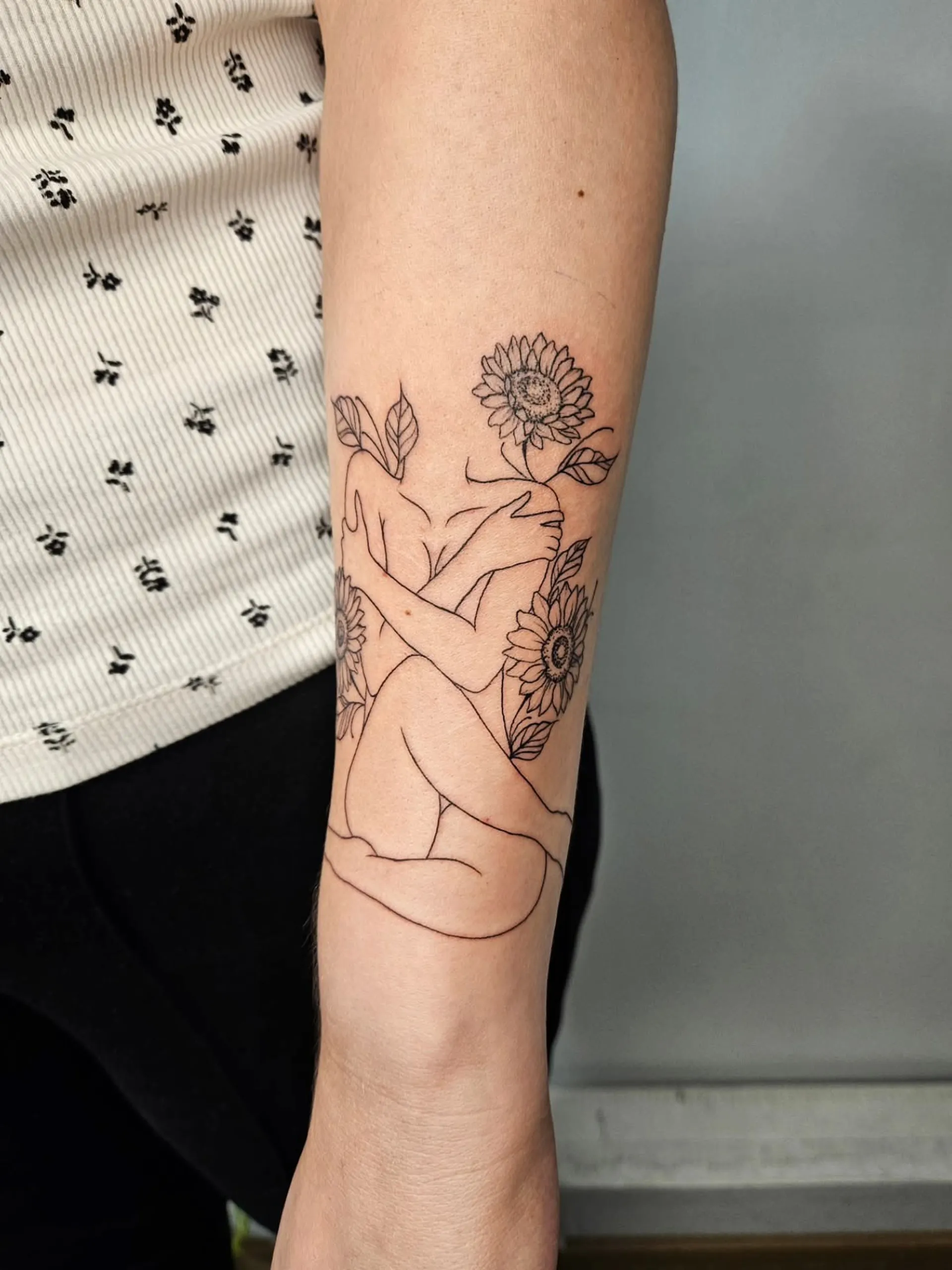 noalak napraforgos alkar tetovalas vonalas stilus