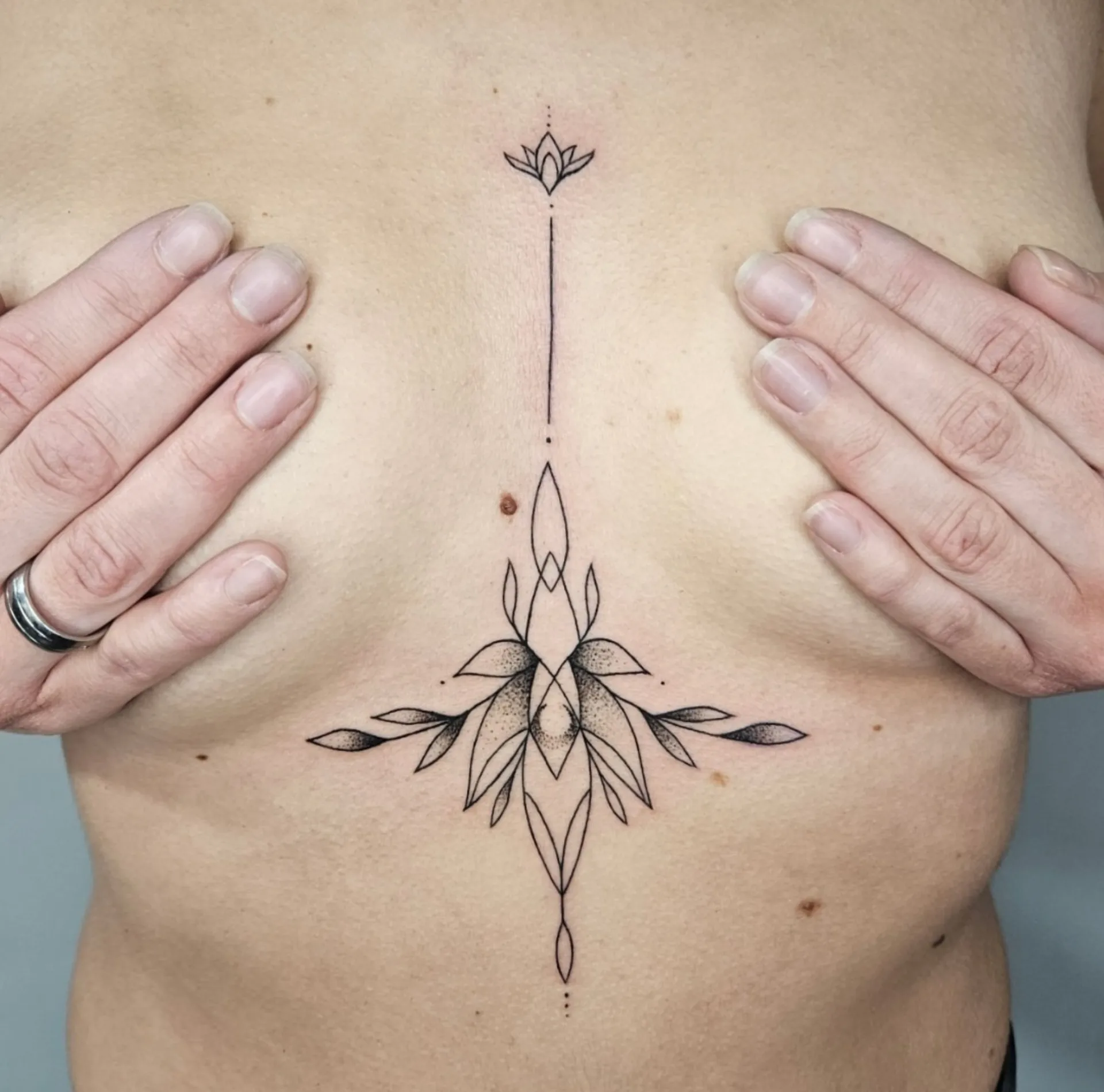 kozepvonalas disz mellkozep tetovalas budapest