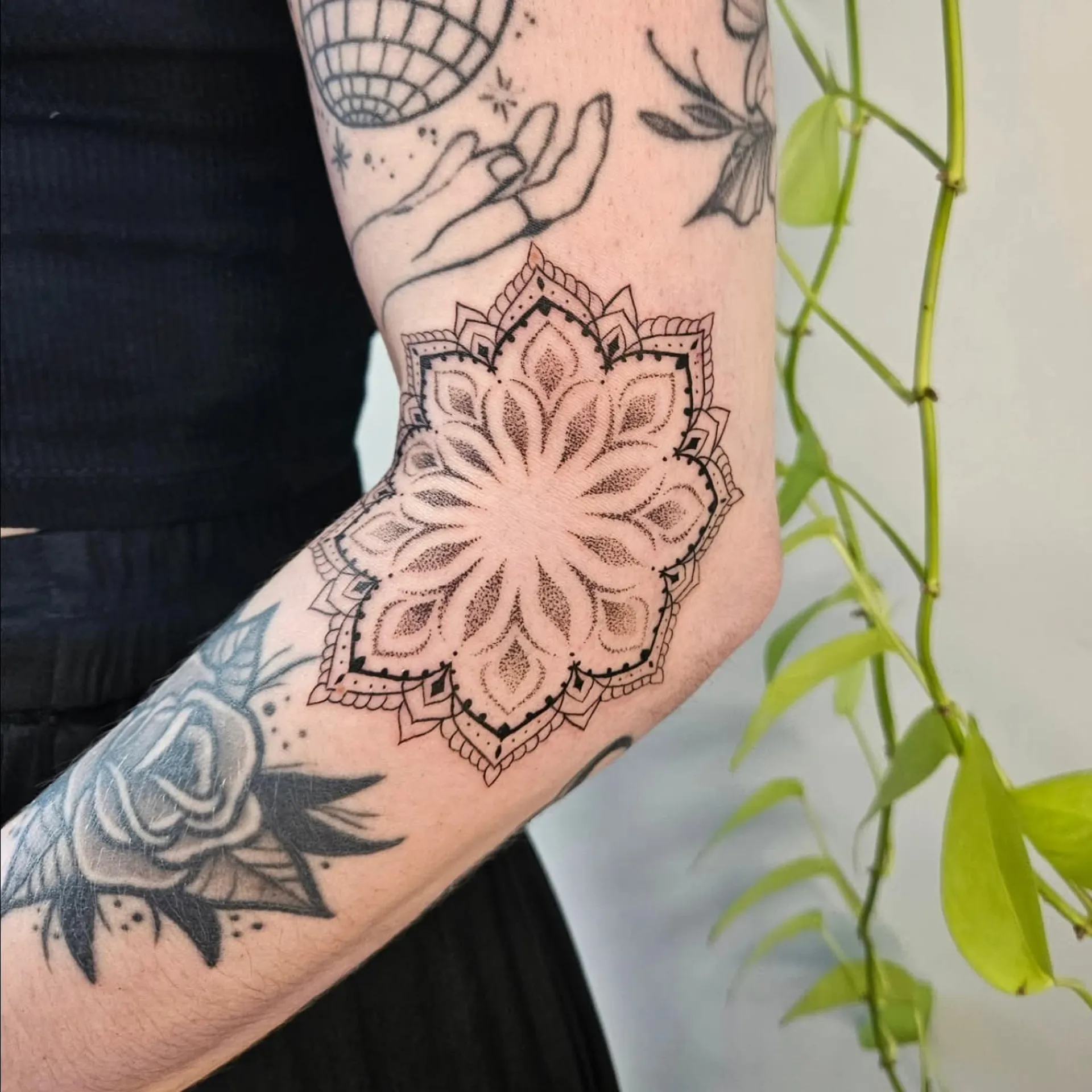 fekete feher virag kar tetovalas budapest