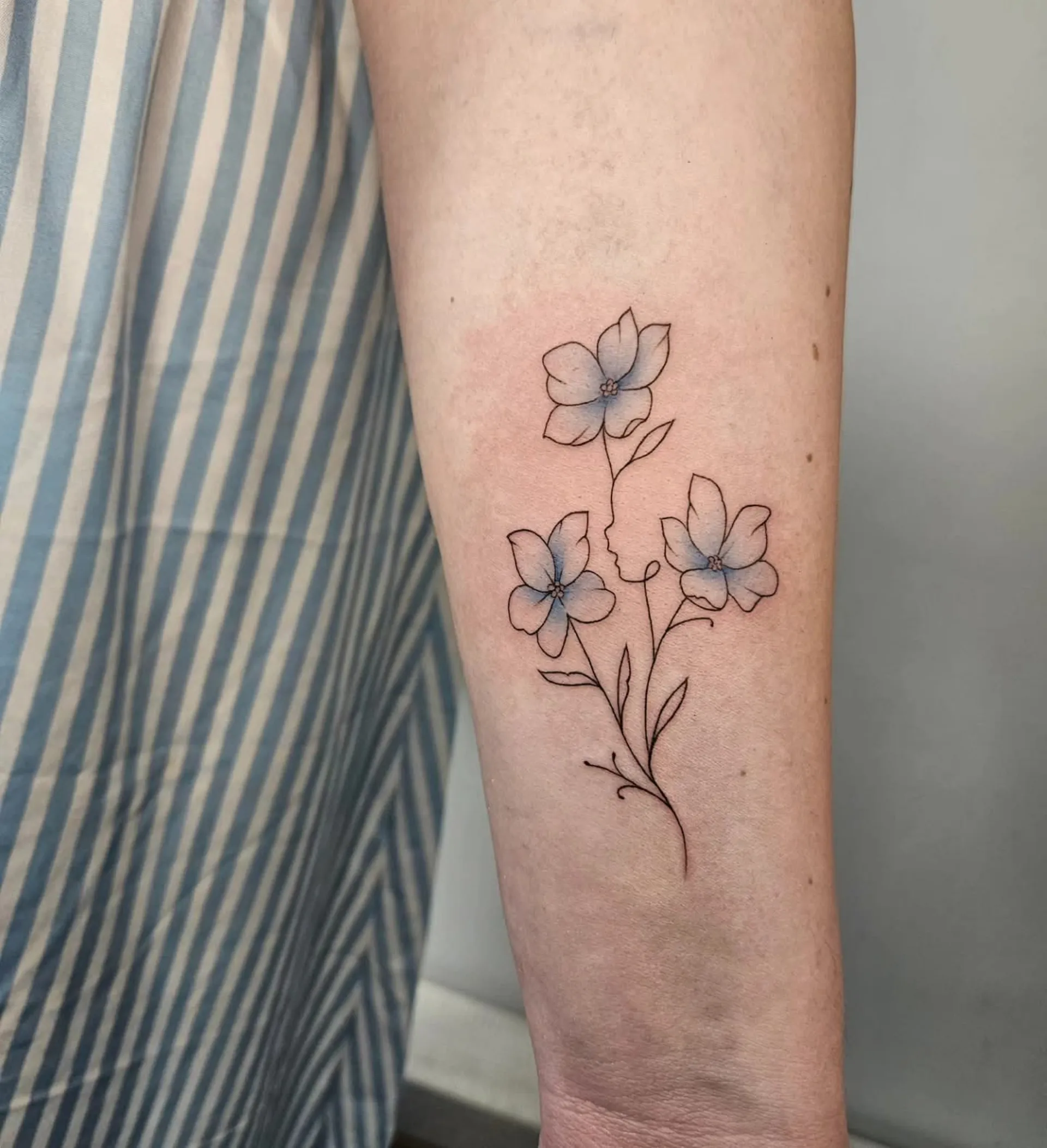 finom vonalas kek viragos alkar tetovalas budapest