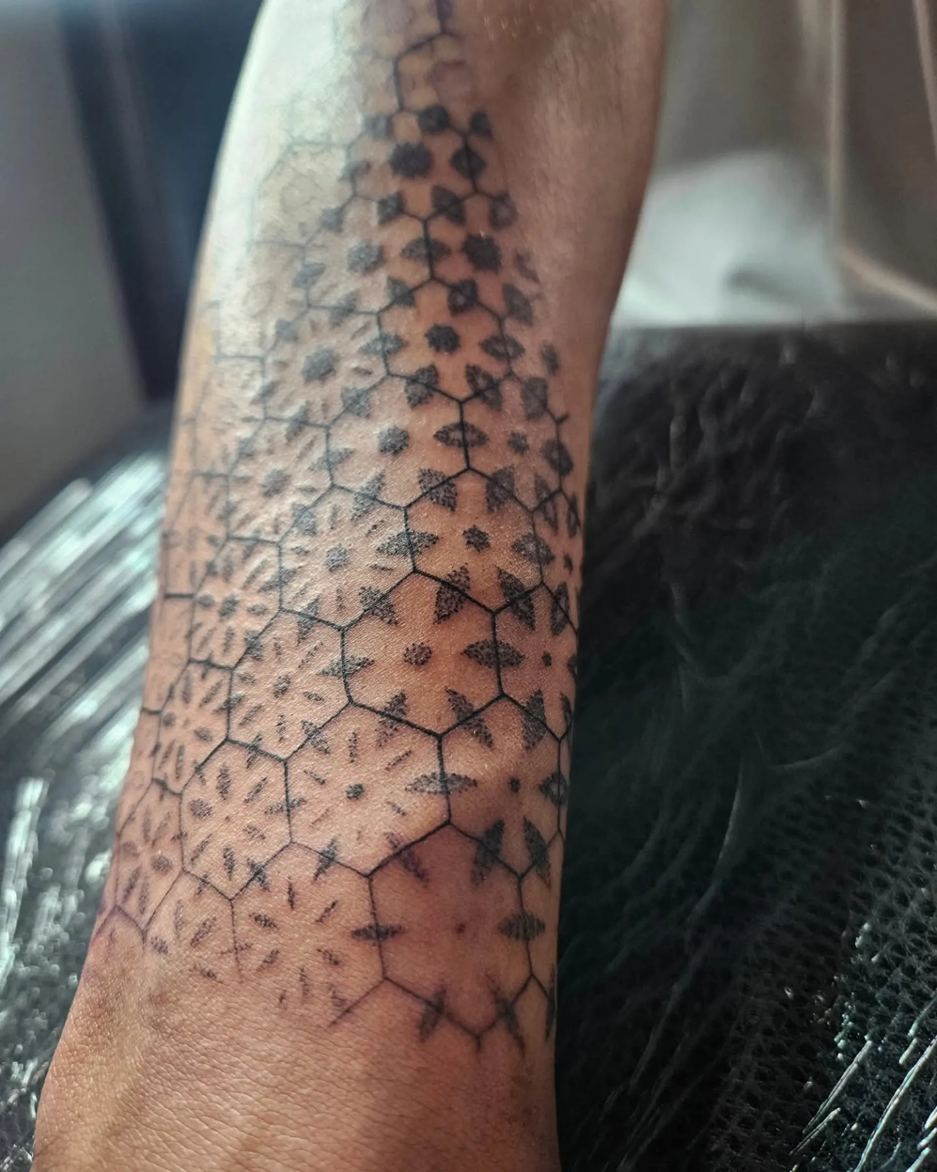 geometrikus kar tetovalas dotwork stilus budapest