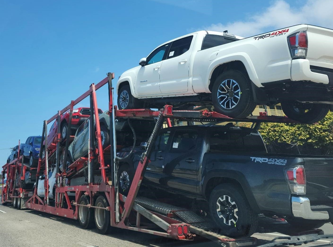 Tow truck with many vehicles on a long distance tow job