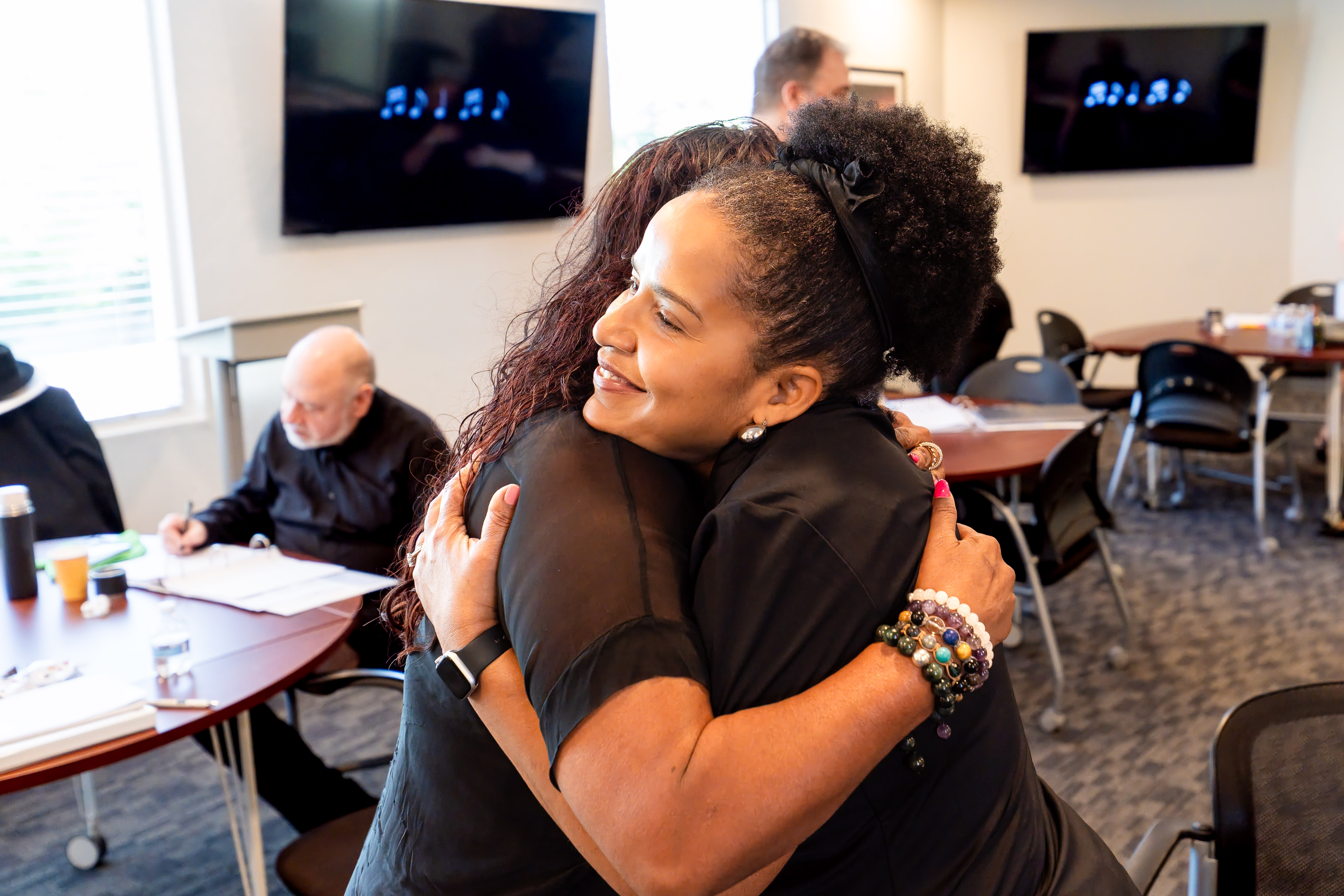 Beatriz Fritschler embracing a workshop participant