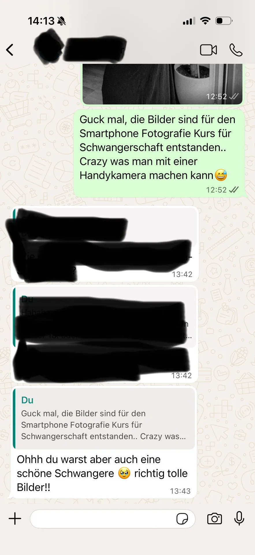 Weiches Fensterlicht fällt von der Seite, der Blick gesenkt, ruhige Konzentration im Gesicht