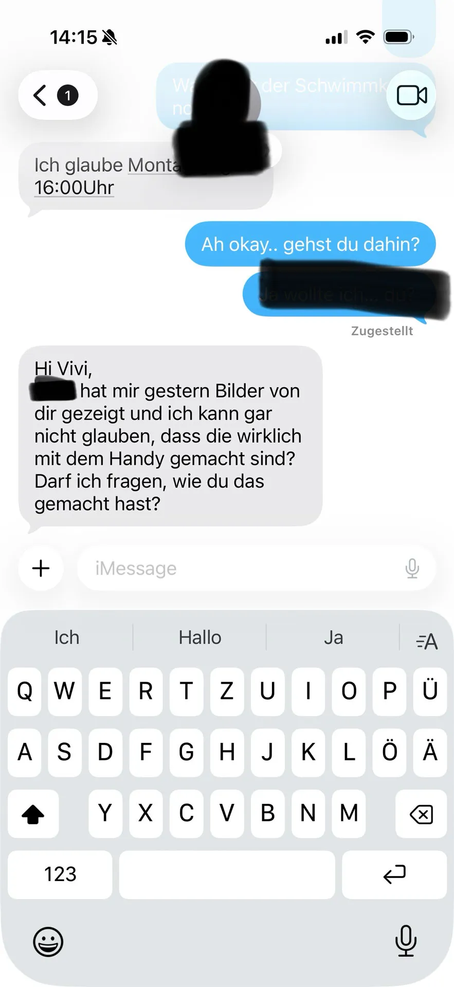 Intime Nahaufnahme, Finger auf nackter Haut, als Smartphone-Selbstporträt im Schlafzimmer entstanden