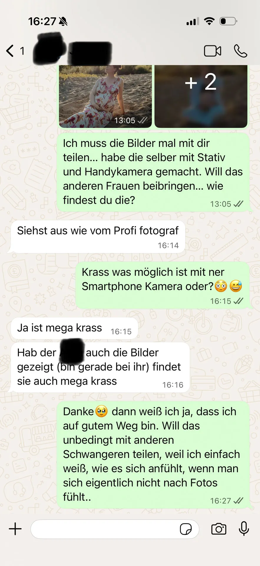 Weißes Kleid vor hell getünchter Wand, eine Hand ruht sanft auf der gewölbten Körpermitte