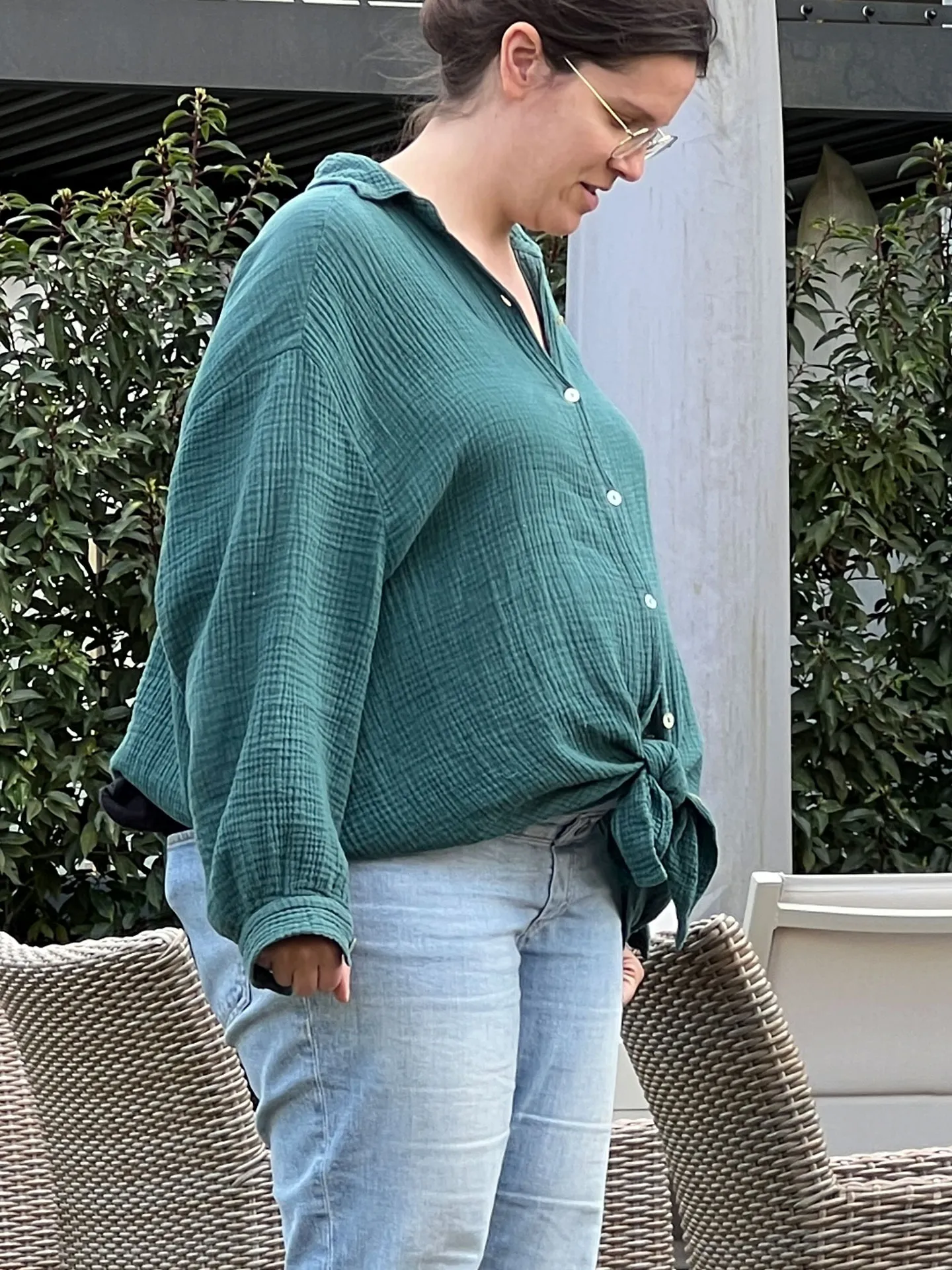 Schwangerschaftsfoto mit ablenkendem Hintergrund, Bauch nur zur Hälfte im Bild