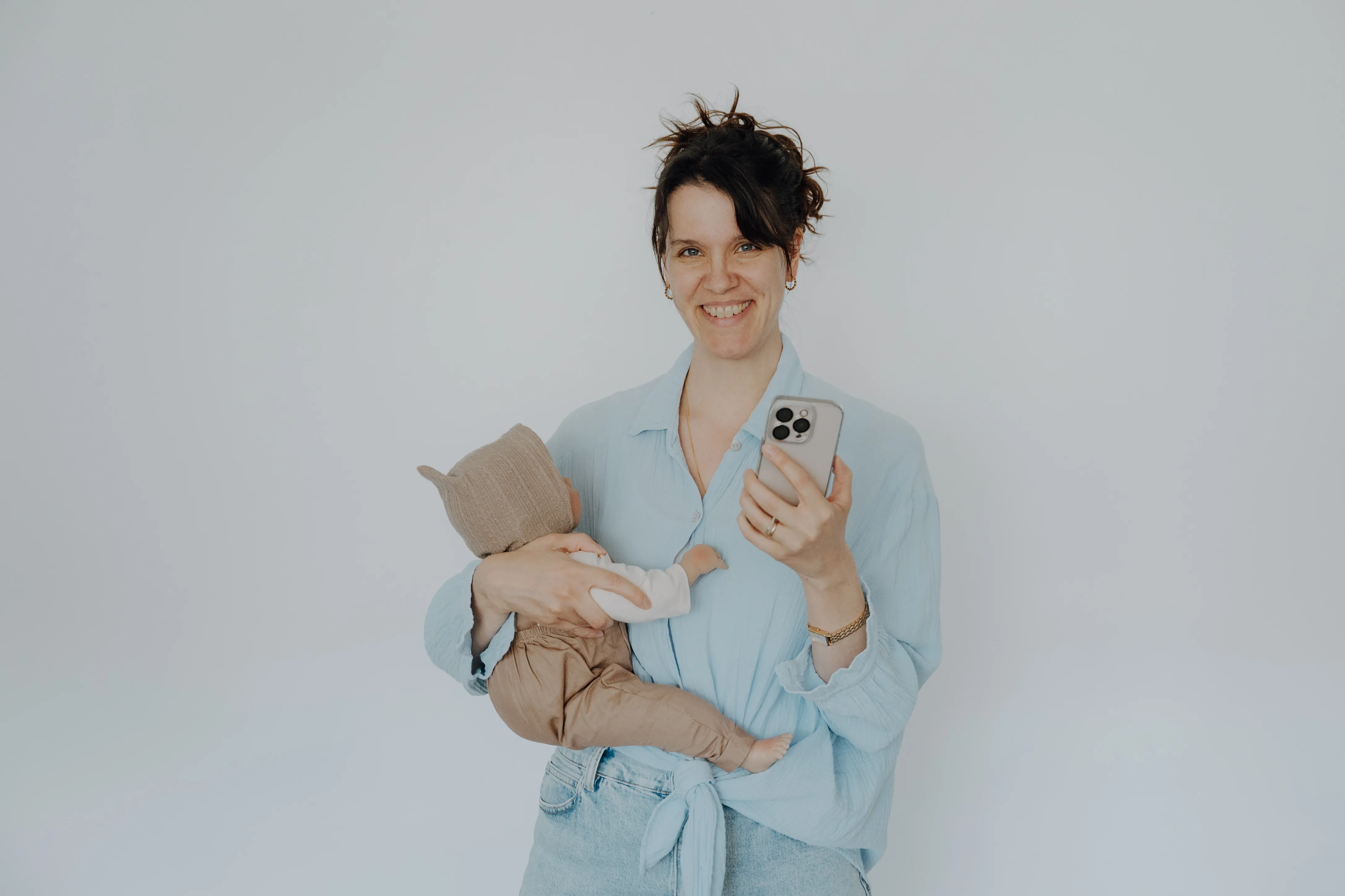Vivi im Halbprofil mit Kamera, Fotografin und Gründerin von Life of Moms