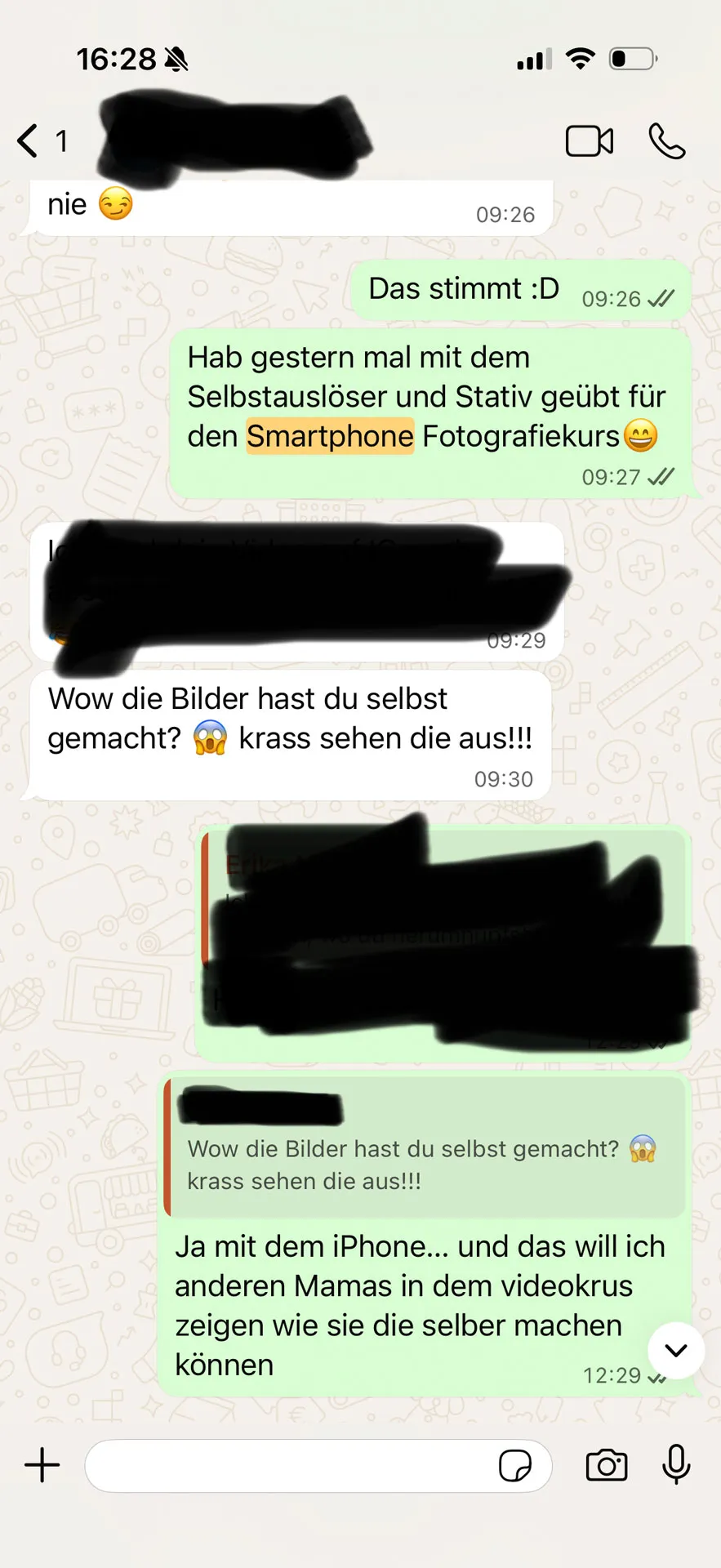 Auf dem Sofa eingerollt, warmes Raumlicht, beide Hände umfassen schützend den Bauch