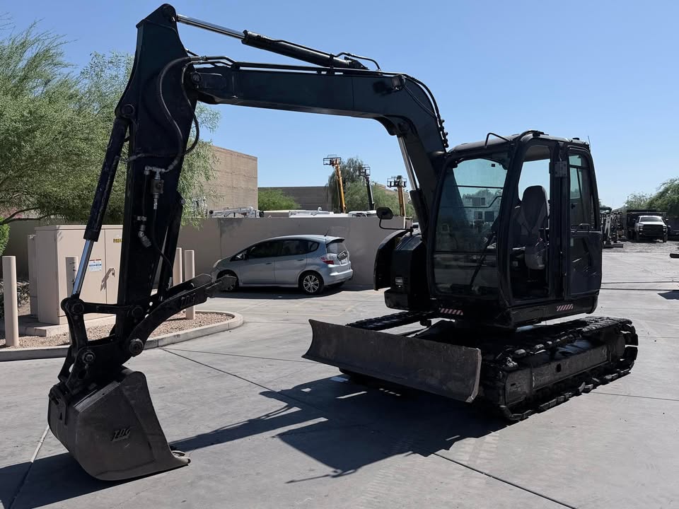 2014 Enclosed Excavator 2014 Enclosed Excavator