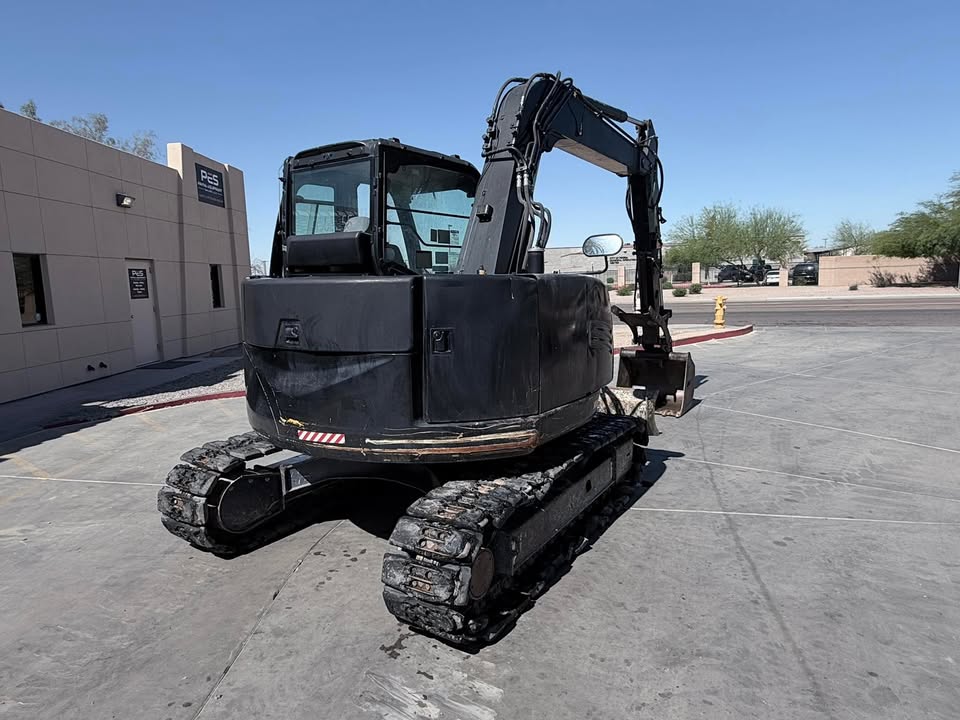 2014 Enclosed Excavator 2014 Enclosed Excavator