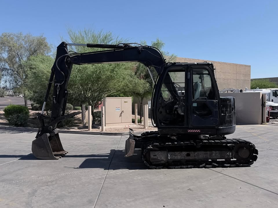 2014 Enclosed Excavator 2014 Enclosed Excavator