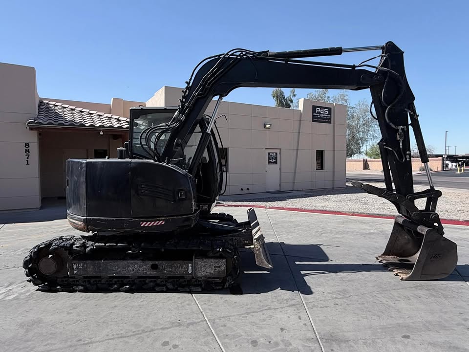 2014 Enclosed Excavator 2014 Enclosed Excavator