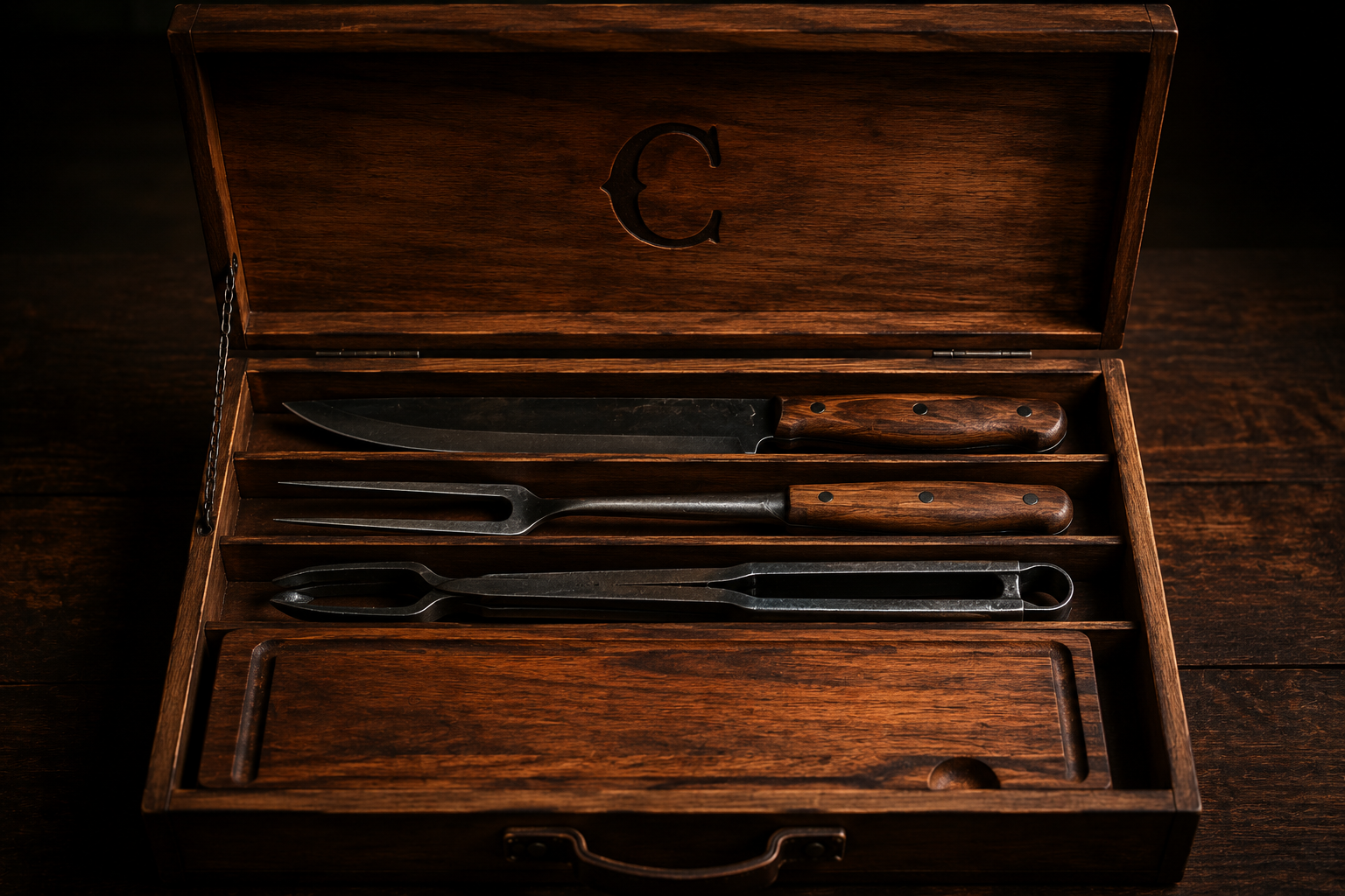 Caja de madera del Kit del Cid abierta mostrando cuchillo, tenedor, pinza y tabla