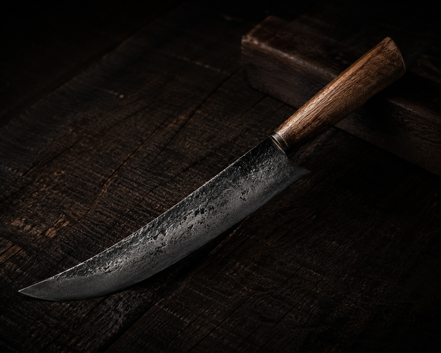 Cuchillo forjado a mano con hoja de acero y mango de madera