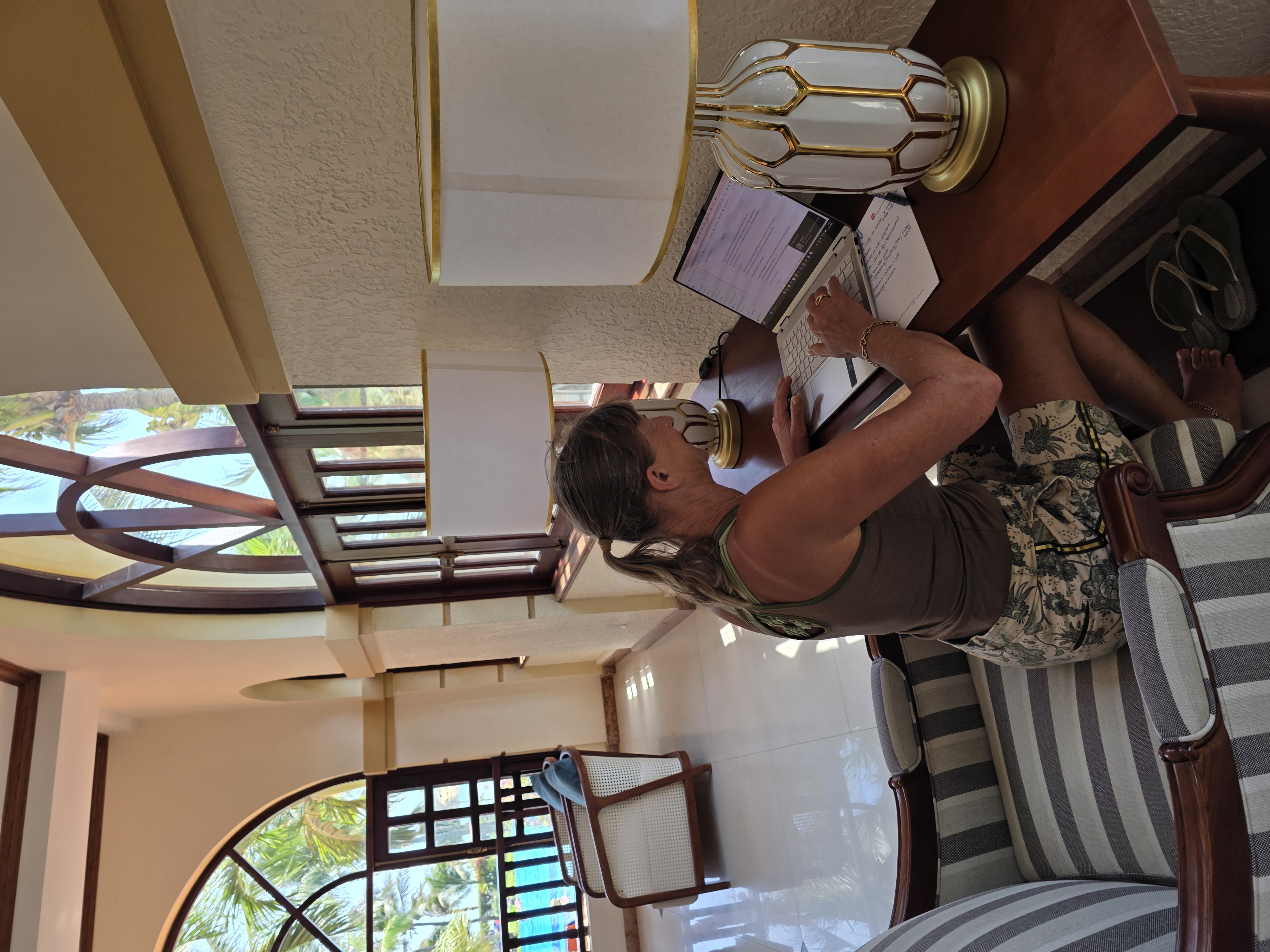 Gitte Brage sitter ved PC-en på hotellet i Vietnam under Thumbi Yoga & Refleksjonsretreat 2026 Gitte Brage sitter ved PC-en på hotellet i Vietnam under Thumbi Yoga & Refleksjonsretreat 2026