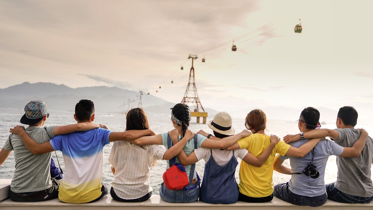 Jóvenes mirando el horizonte