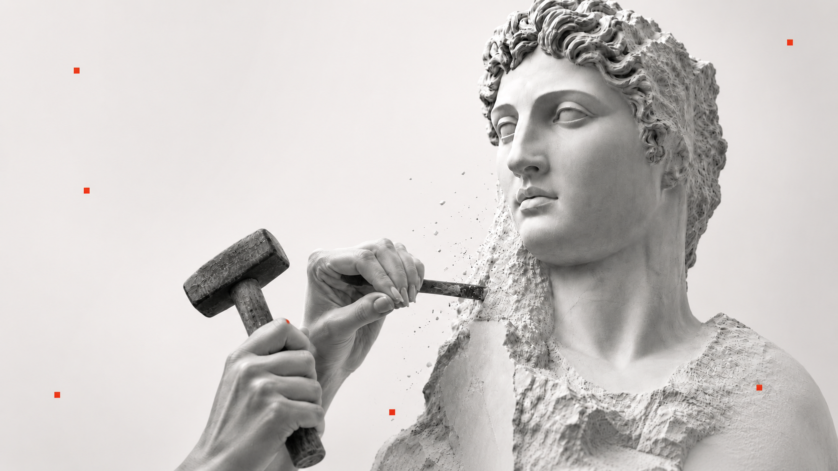 Manos de mujer cincelando una escultura clásica de mármol para revelar su forma, como metáfora del proceso de claridad y estrategia de marca.