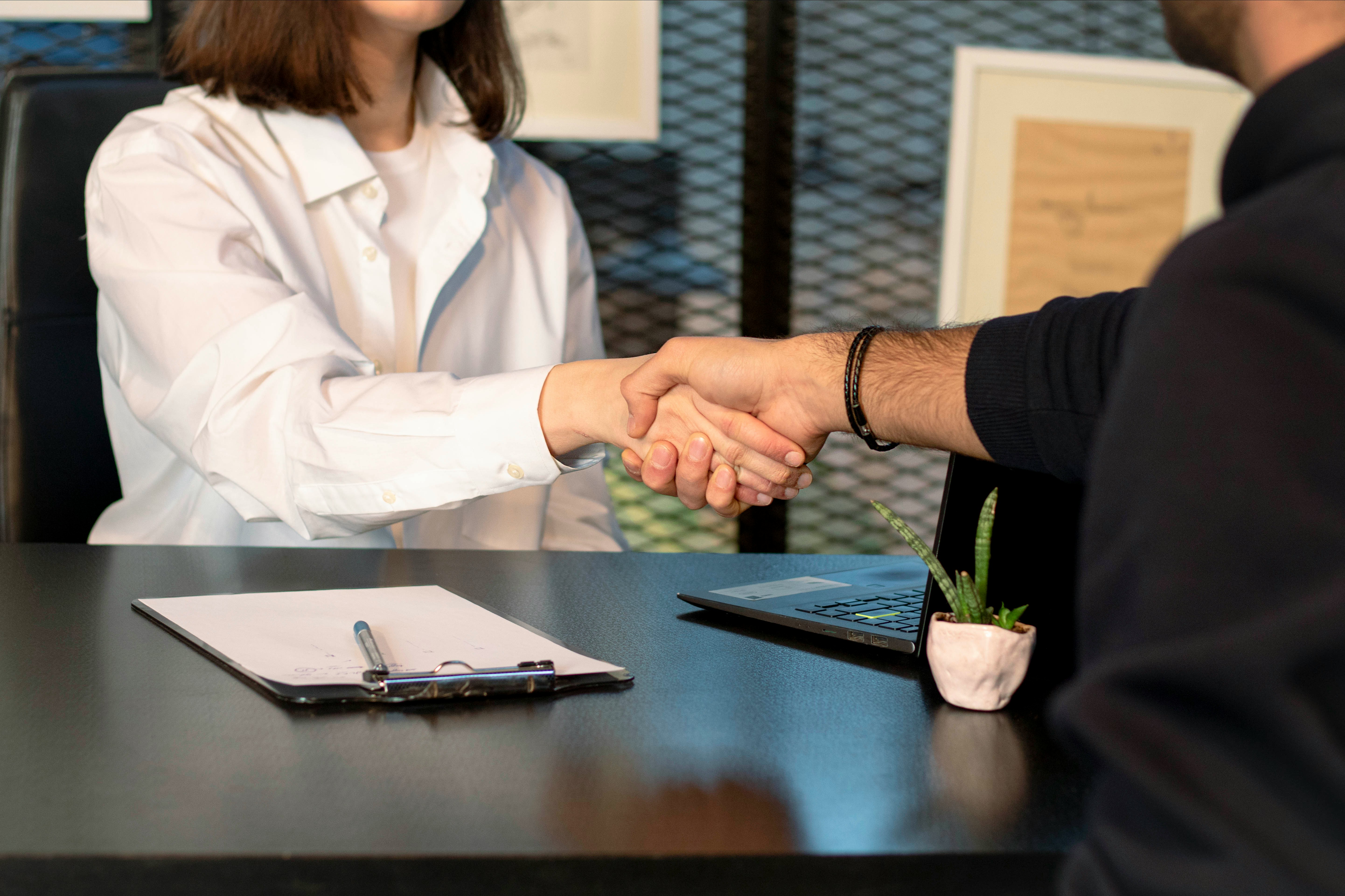 Consultor senior cerrando una sesión con un cliente