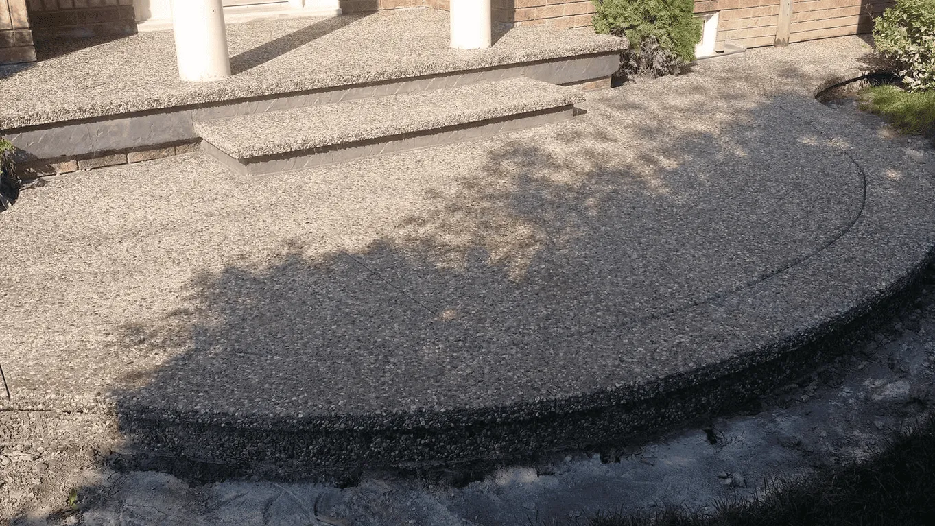 Curved exposed aggregate edge with a contrasting dark band
