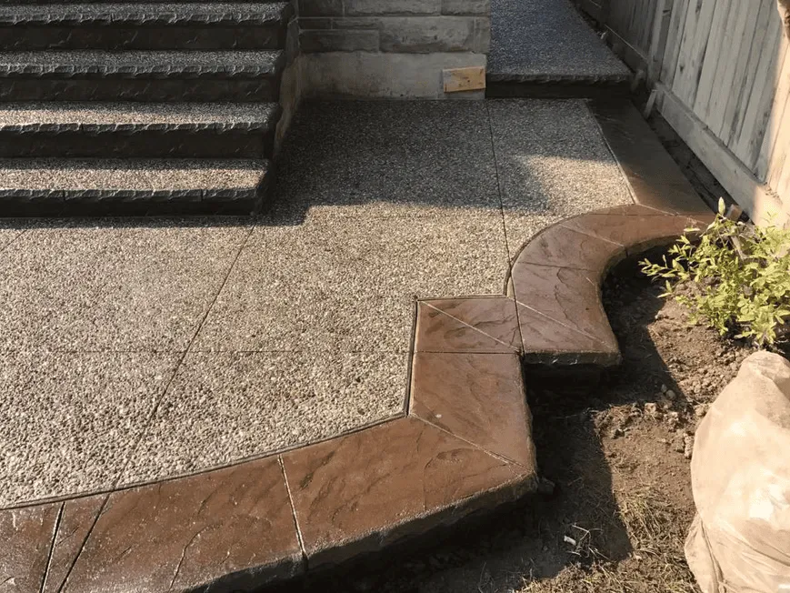 Exposed aggregate patio with a curved decorative edge