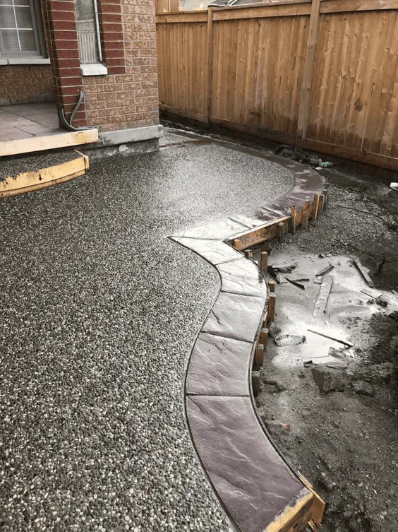 Curved concrete edge during exposed aggregate finishing