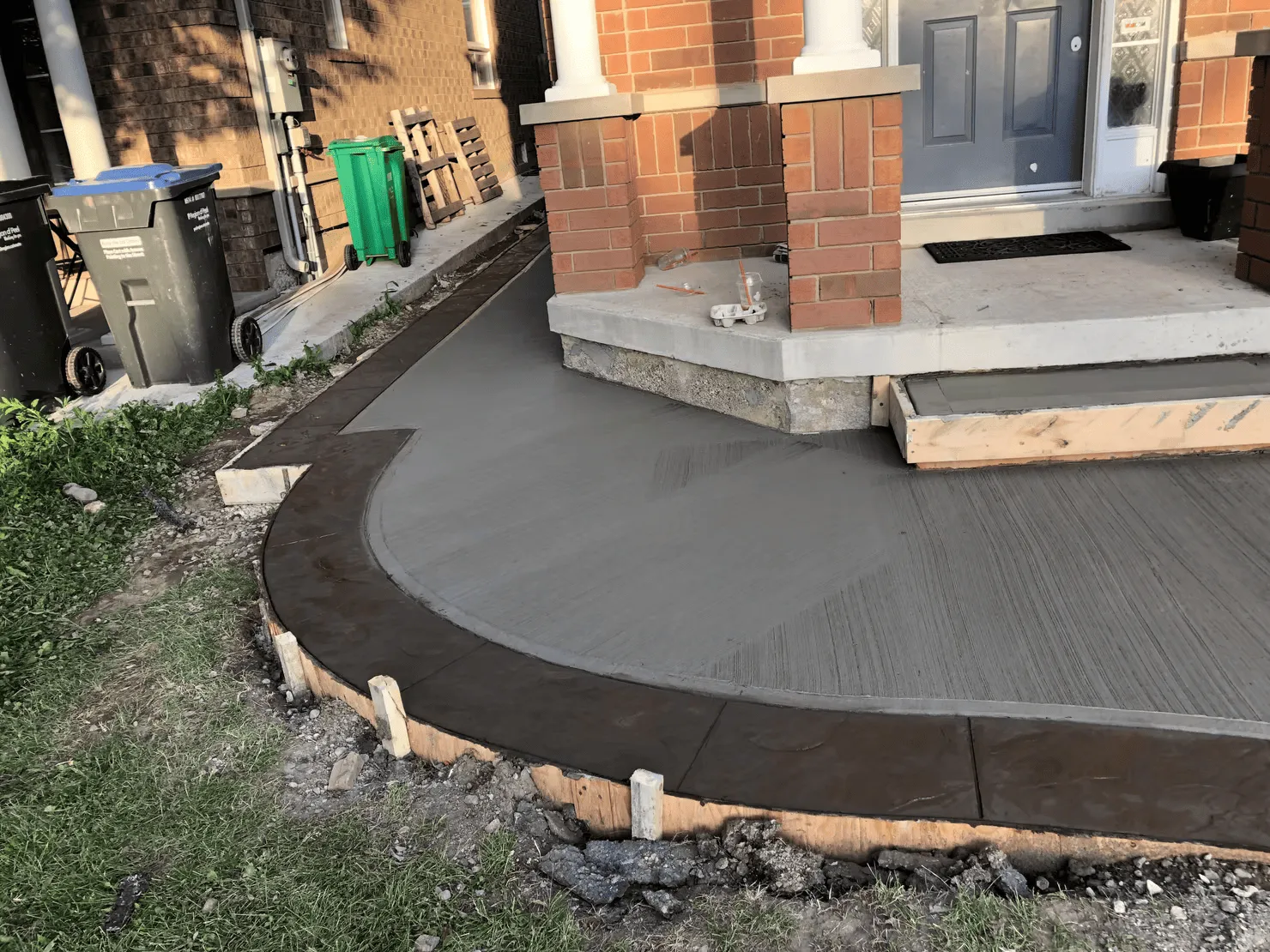 Rounded plain concrete front step and landing