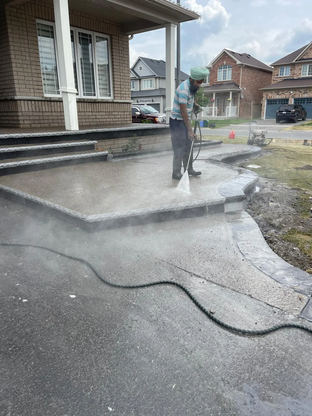 Cleaning an exposed aggregate concrete surface