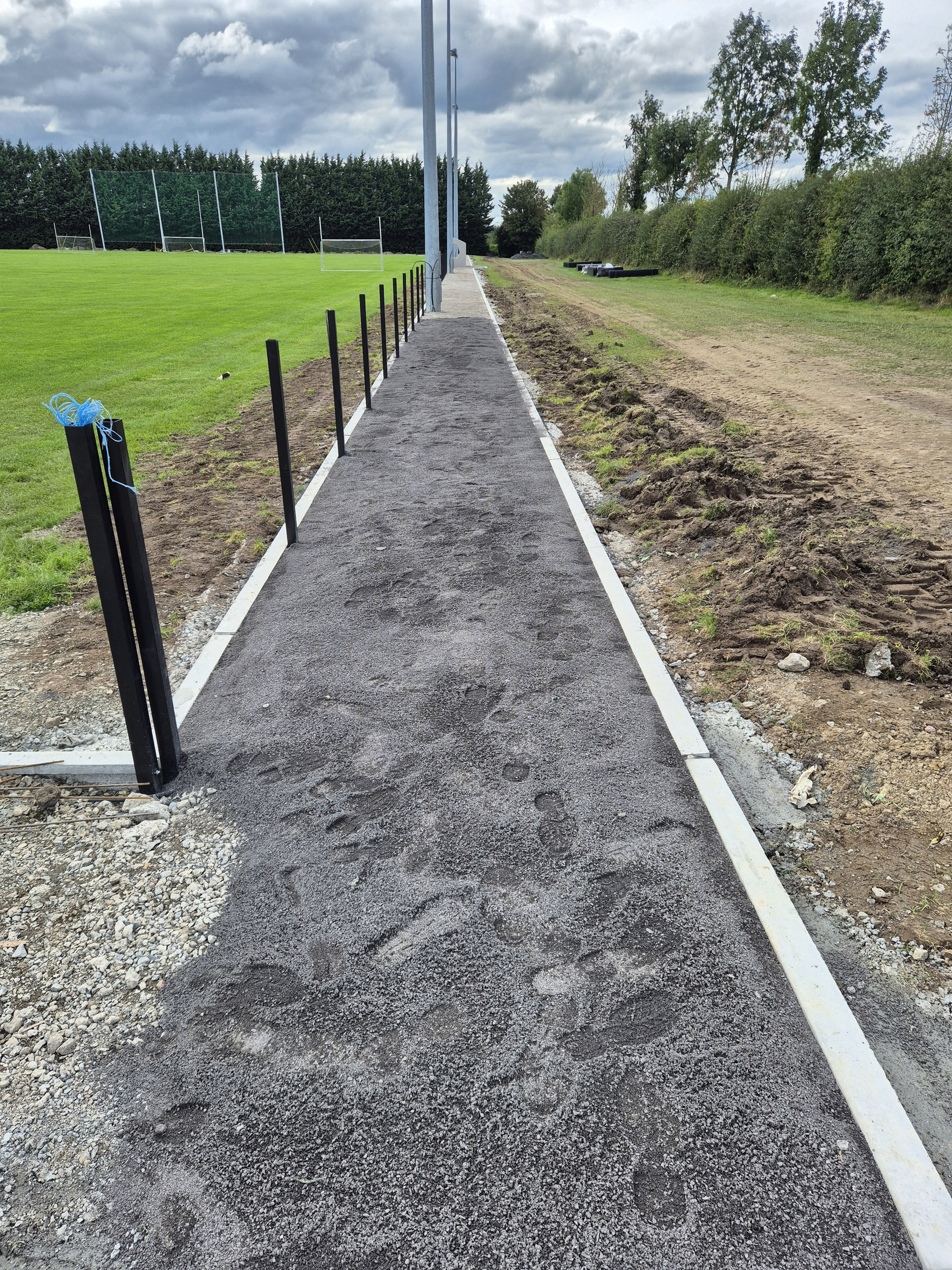 Compacted base for the perimeter path