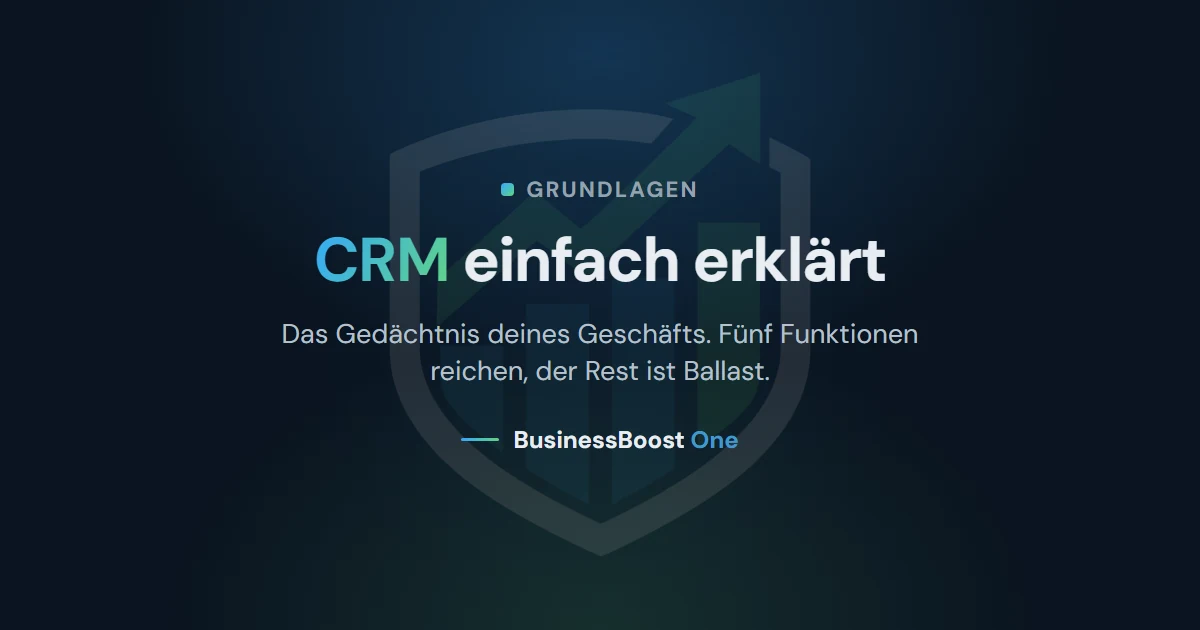Dunkles Titelbild mit der Aufschrift CRM einfach erklärt und dem BusinessBoost One Schild