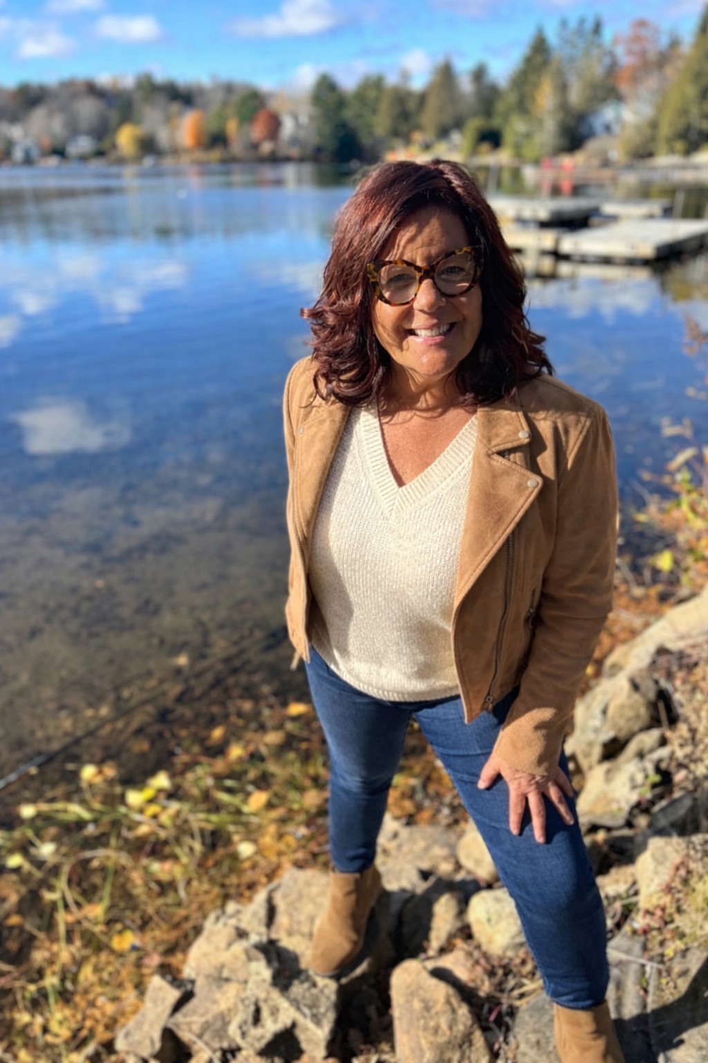 Nathalie Perreault au bord d'un lac