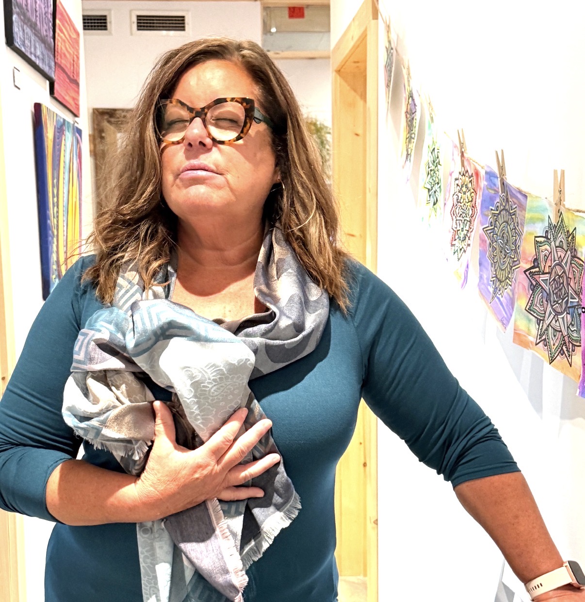 Nath Perreault portant un foulard, dans une ambiance lumineuse et chaleureuse