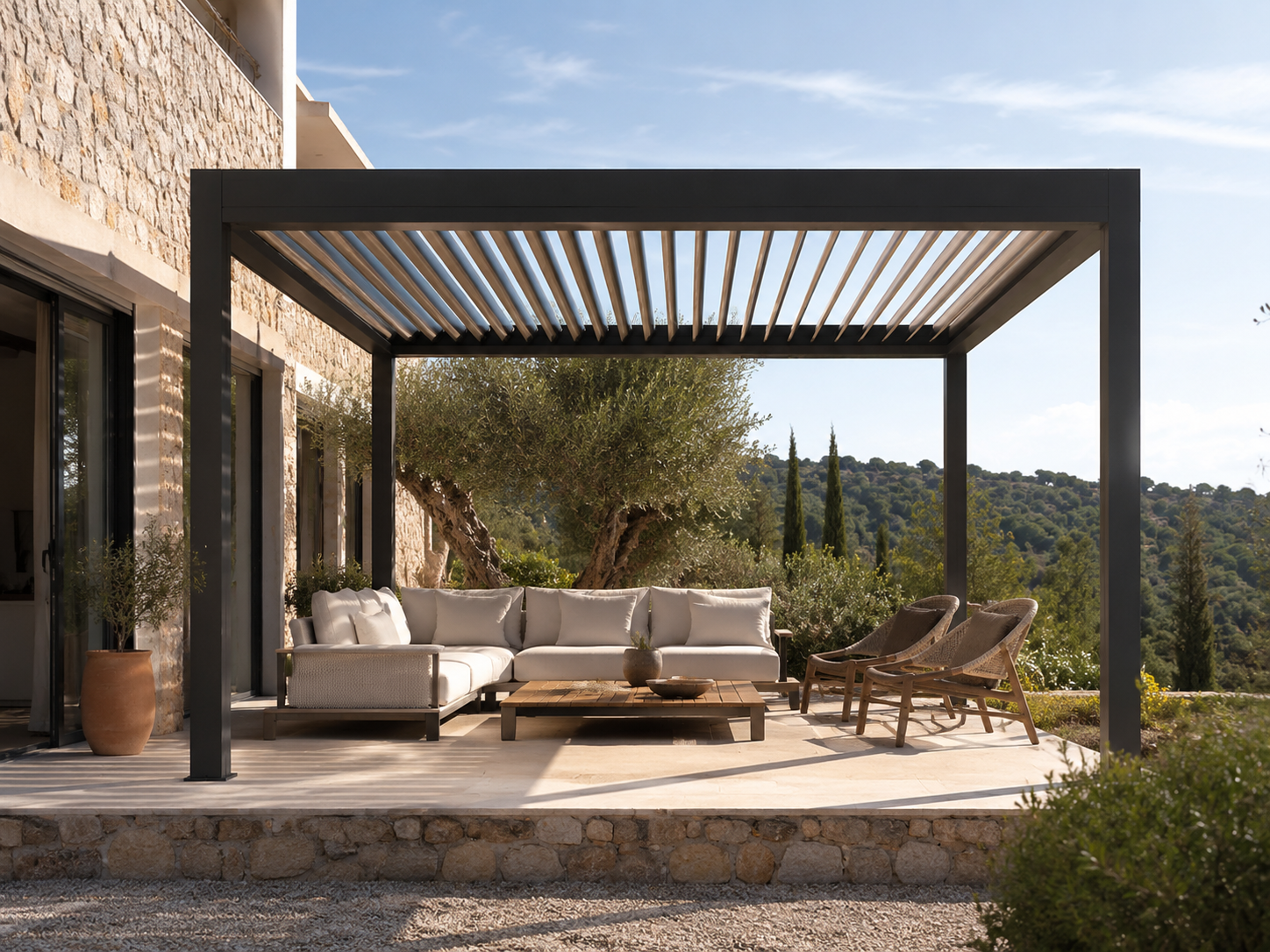 Pergola bioclimatica installata in uno spazio esterno residenziale