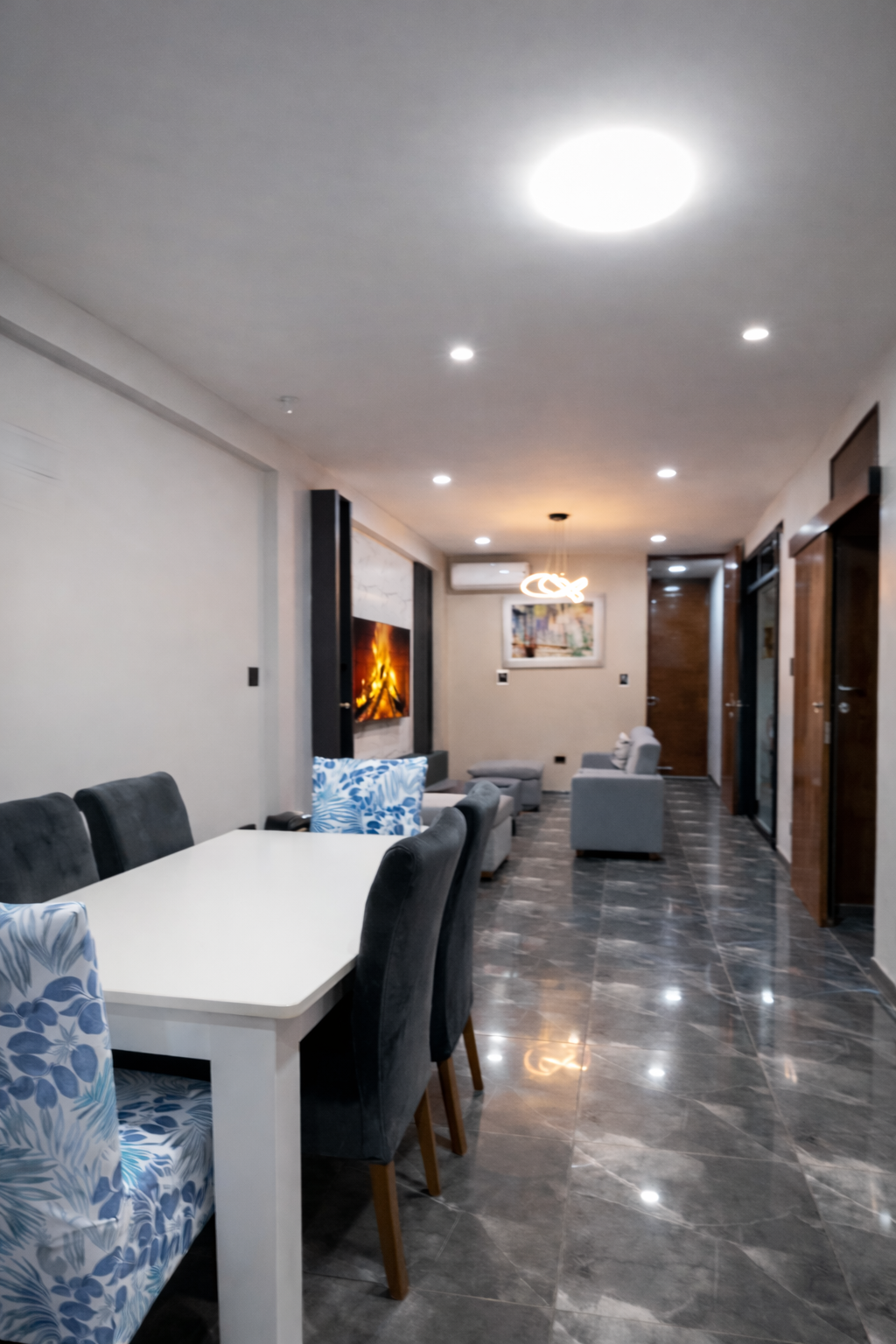 Comedor con mesa amplia