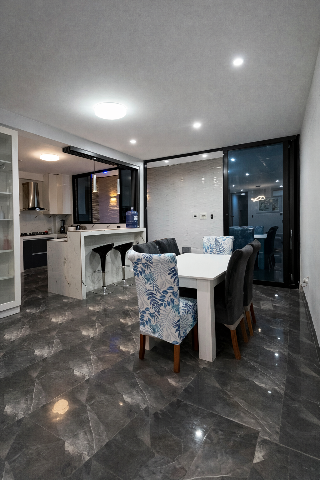 Mesa con vista a la cocina