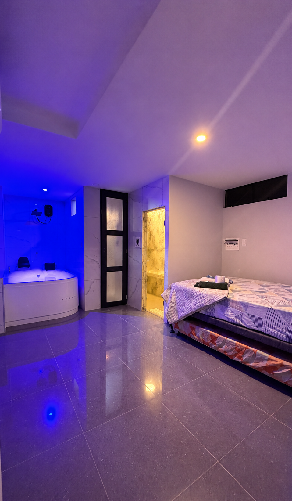 Sauna a vapor y jacuzzi en España 102, tercer piso