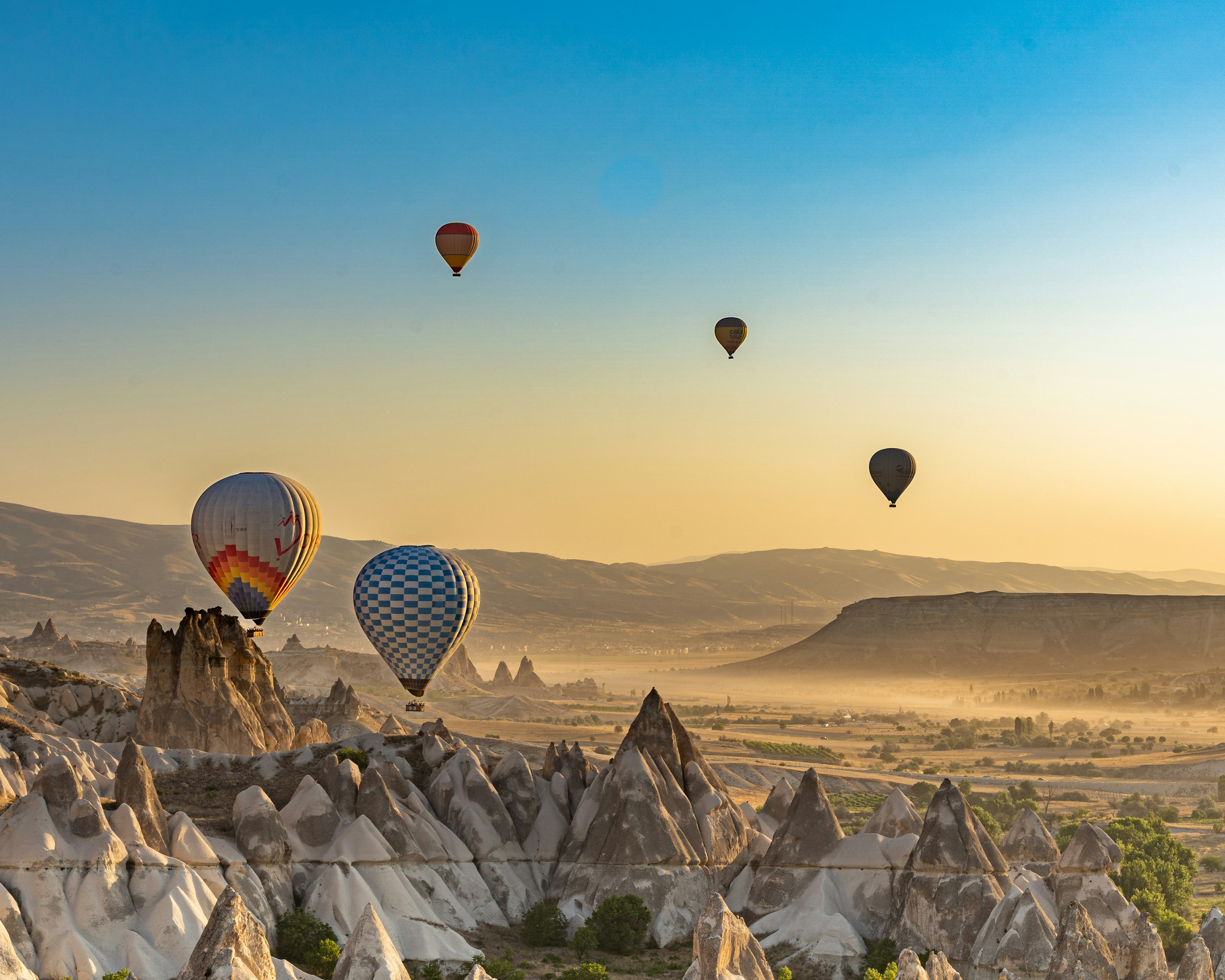 Paisaje de Capadocia en Turquía con globos aerostáticos