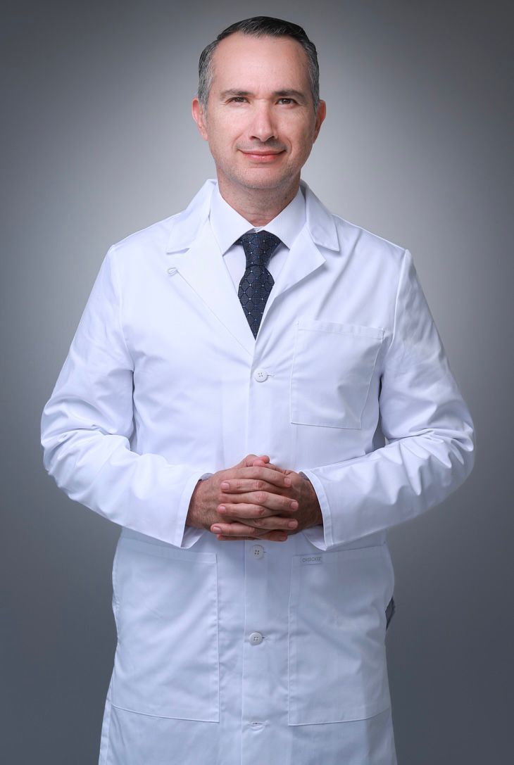 Dr. Eduardo Espinosa García Ramos, médico anestesiólogo, durante la atención de un paciente
